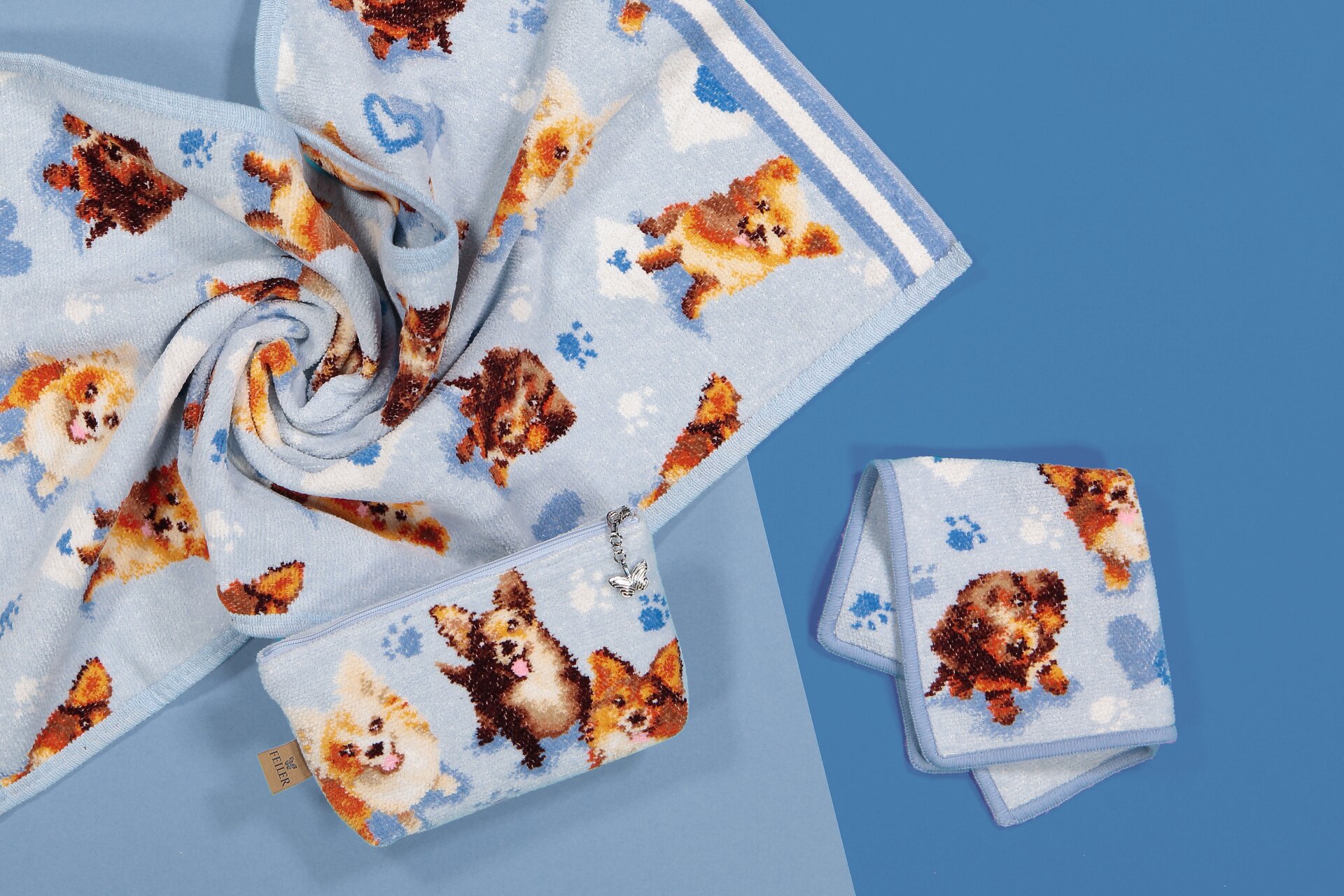 Chenille-Set mit fröhlichen Hundemotiven – Luxuriöses FEILER Handtuch der Kollektion WITH LOVE AND als Lifestyleaufnahme aus Original FEILER-Chenille, Made in Germany.