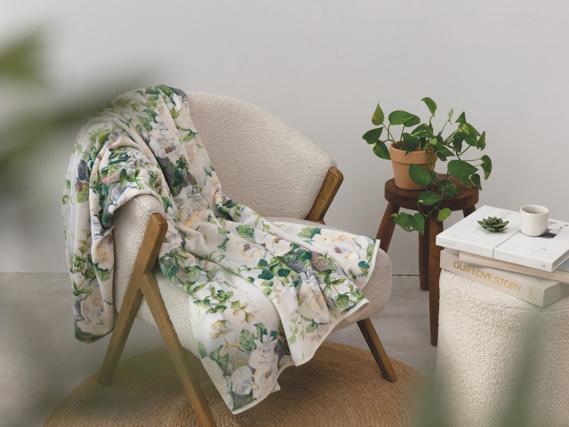 Florales Frottiertuch auf Sessel drapiert – Luxuriöses FEILER Handtuch der Kollektion JULIETTE INTERIOR SESSEL aus Frottier mit Original FEILER-Chenille-Bordüre, Made in Germany.