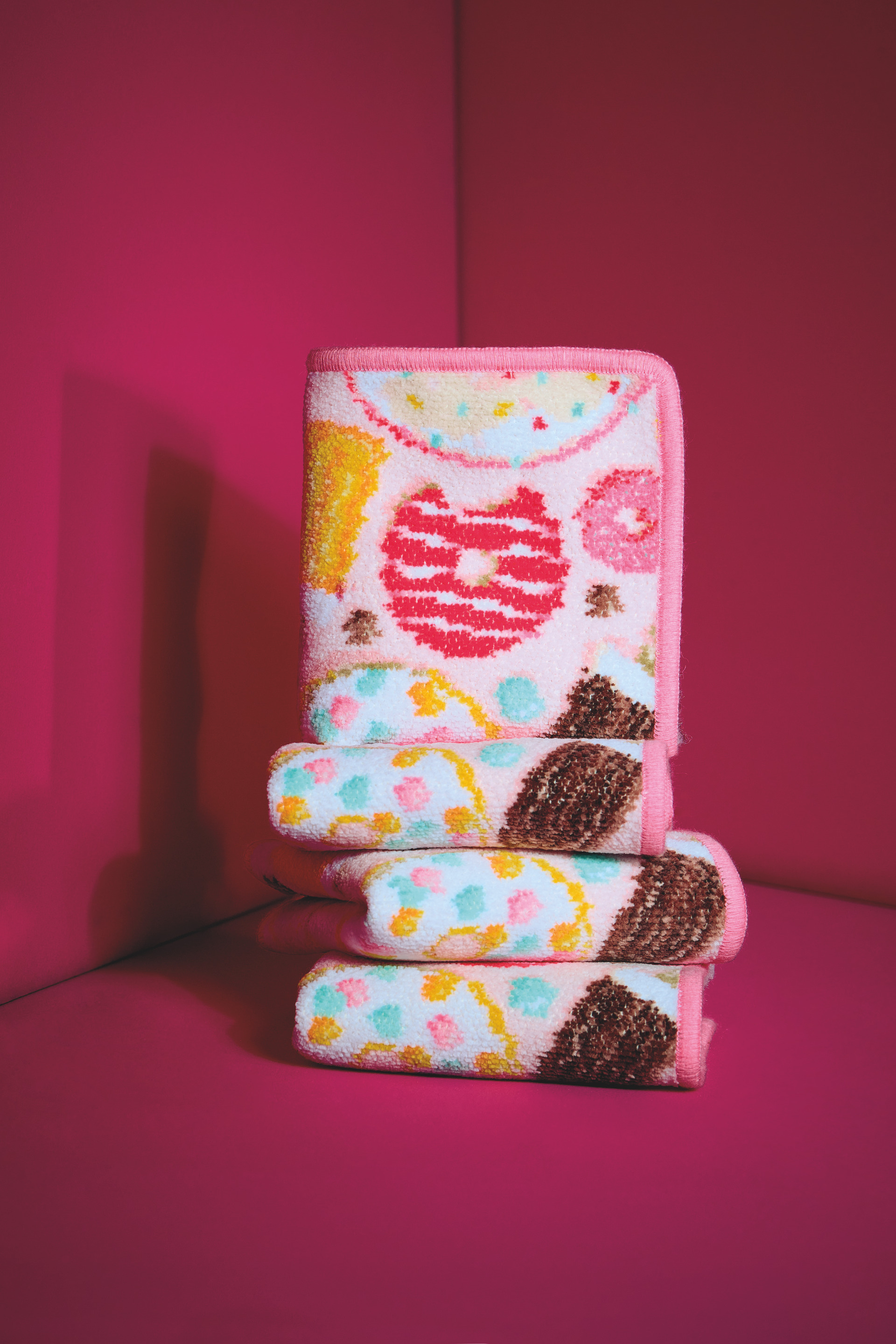 Bunte Chenille-Handtücher im modernen Design – Luxuriöses FEILER Handtuch in Pink als Lifestyleaufnahme aus Original FEILER-Chenille, Made in Germany.