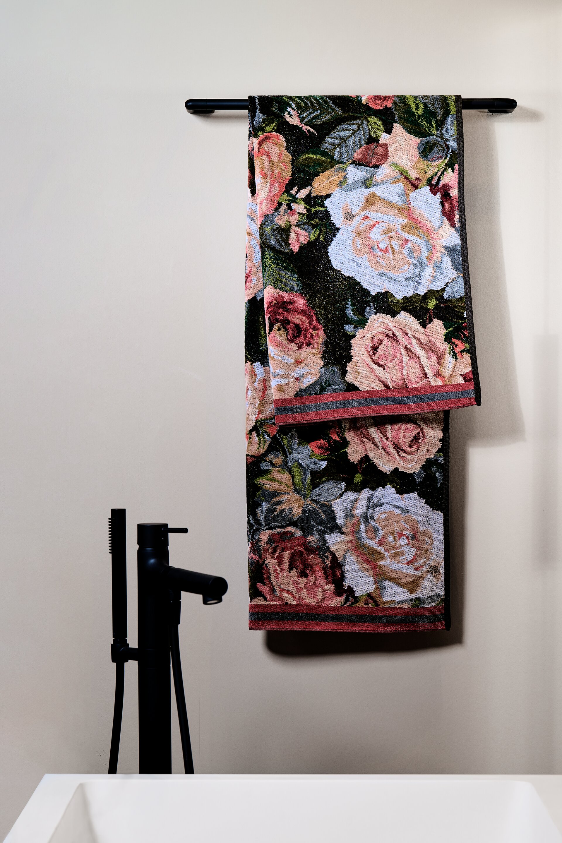 Hochwertiges Rosen-Design Handtuch – Luxuriöses FEILER Handtuch der Kollektion ROSALIE als Lifestyleaufnahme aus Original FEILER-Chenille, Made in Germany.