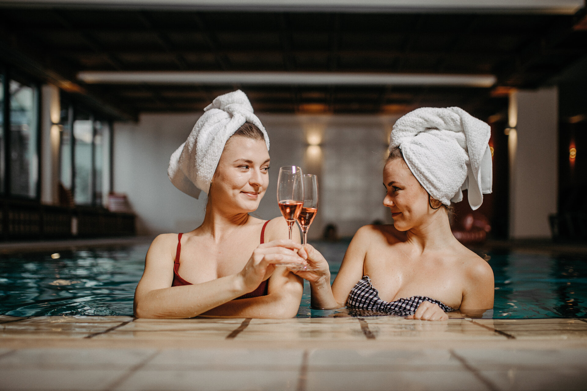 Soft FEILER hand towel in a lifestyle setting, made from Original FEILER chenille, German craftsmanship.