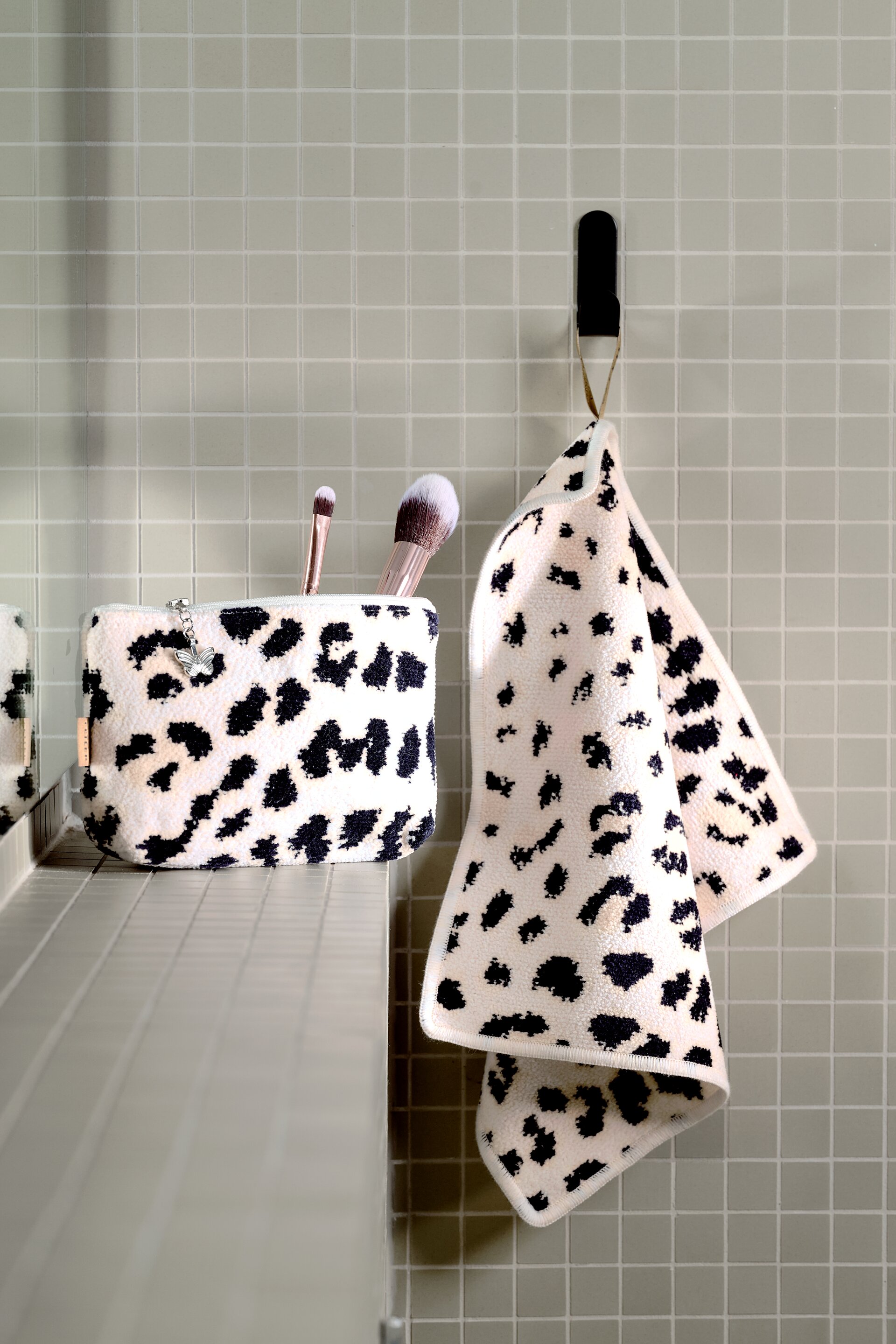 Chenille-Set mit Tierdruck-Muster – Luxuriöses FEILER Gesichtstuch der Kollektion PANTHERA als Lifestyleaufnahme aus Original FEILER-Chenille, Made in Germany.