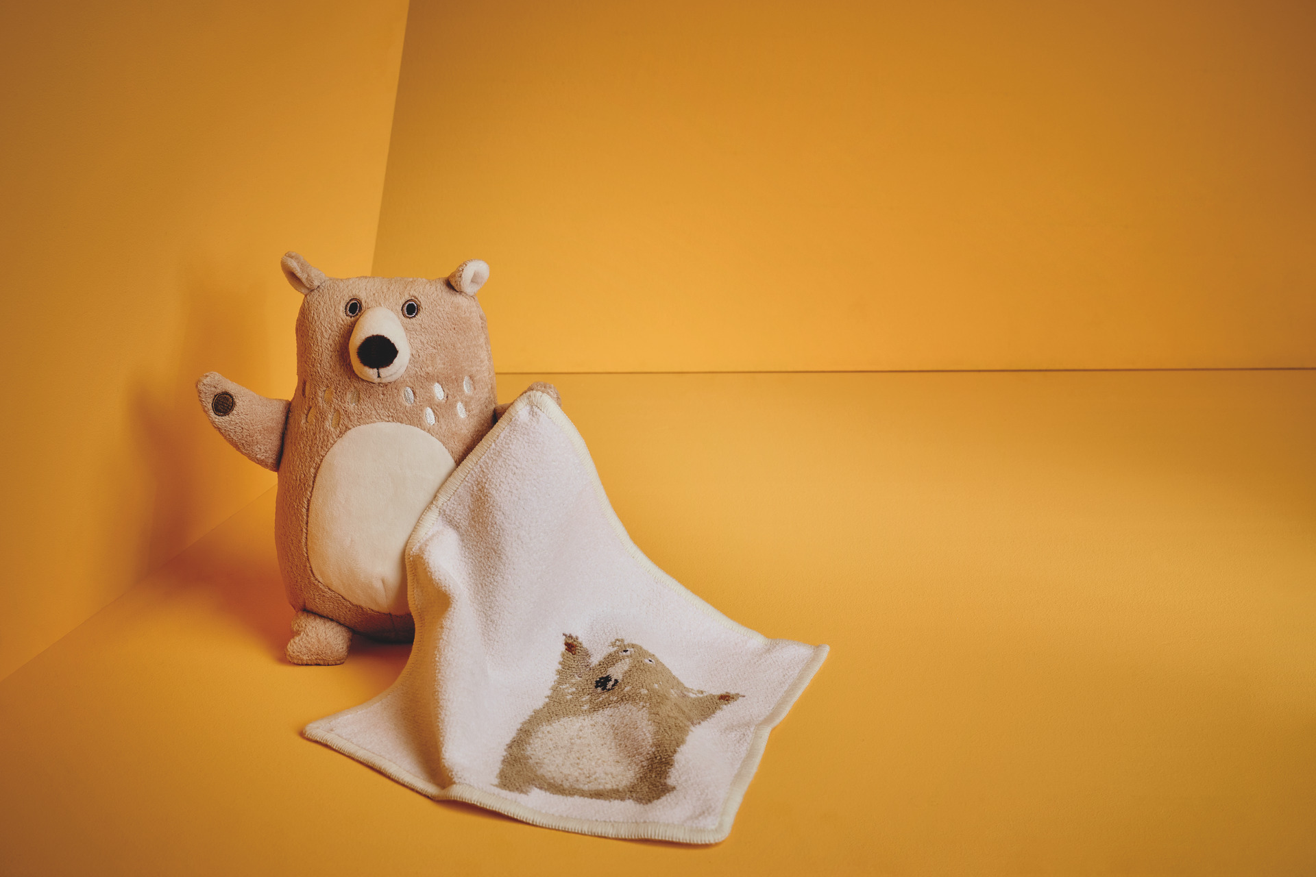 Plüschtier und Handtuch-Set Braun – Luxuriöses FEILER Handtuch der Kollektion BEN BAER als Lifestyleaufnahme aus Original FEILER-Chenille, Made in Germany.