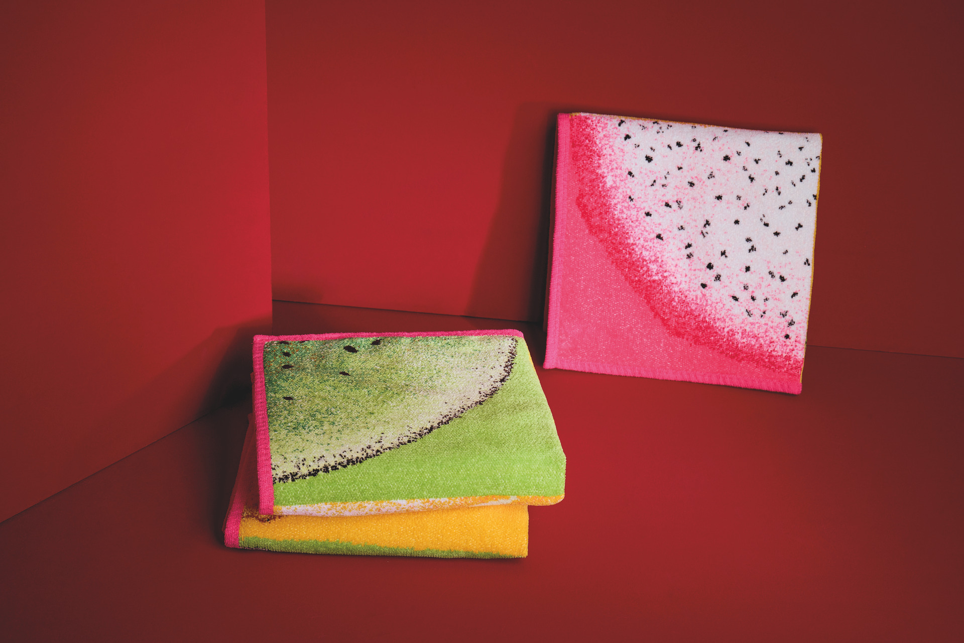 Farbige Chenille-Handtücher – Luxuriöses FEILER Handtuch der Kollektion FRUITS als Lifestyleaufnahme aus Original FEILER-Chenille, Made in Germany.