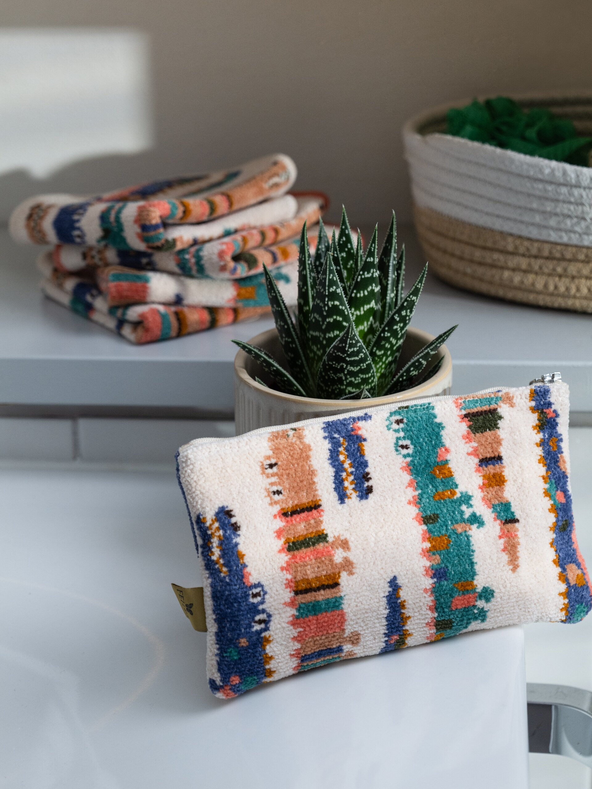 Lifestyle view featuring the FEILER Towel Set from the KROKO collection, made from Original FEILER chenille in Germany