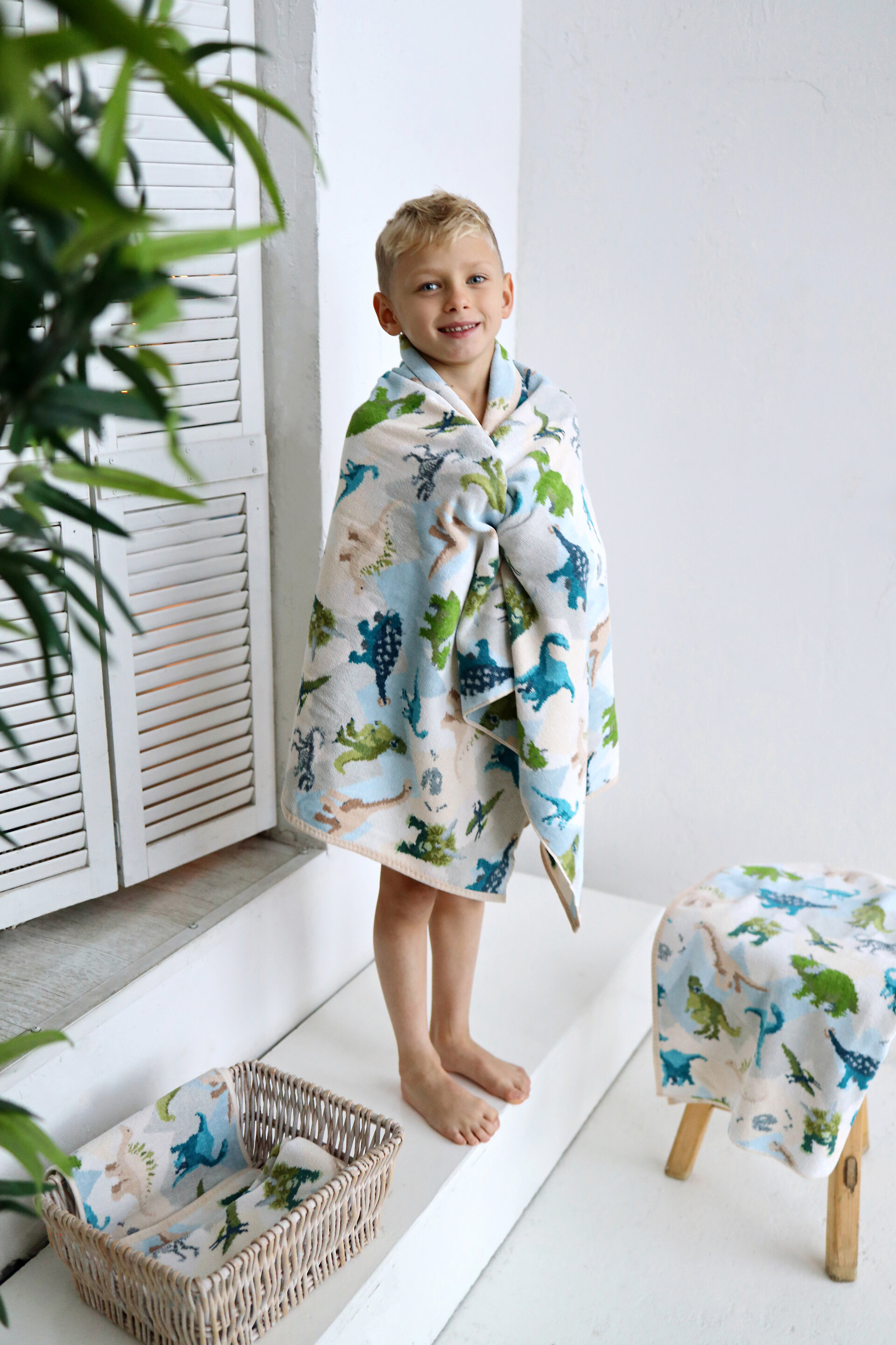 Kinderhandtuch mit Dinosaurier-Motiv – Luxuriöses FEILER Handtuch der Kollektion JURASSIC als Lifestyleaufnahme aus Original FEILER-Chenille, Made in Germany.