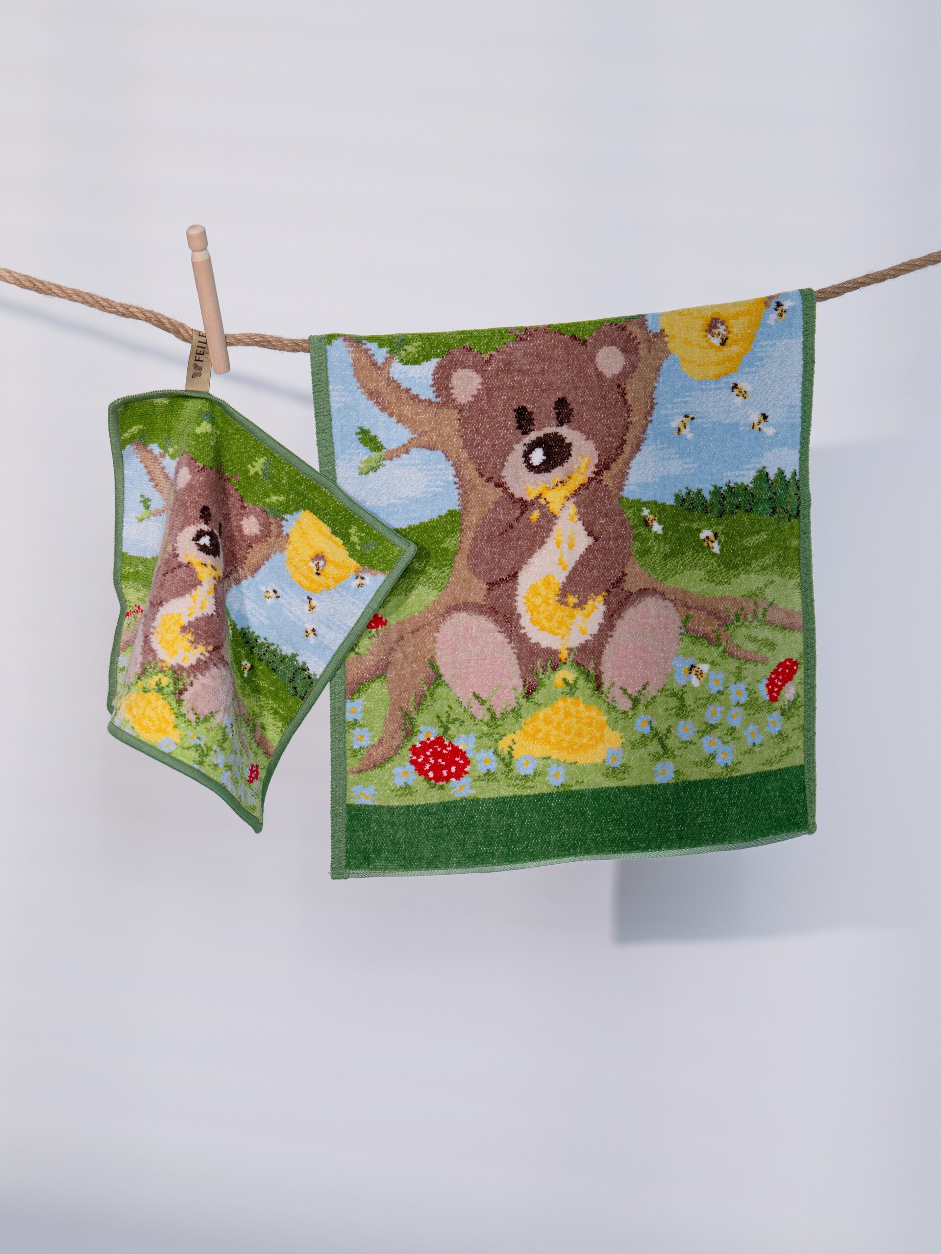 Lifestyle-Aufnahme des FEILER-Handtuchsets aus der Kollektion LOVELY BEAR, gefertigt aus original FEILER-Chenille in Deutschland.