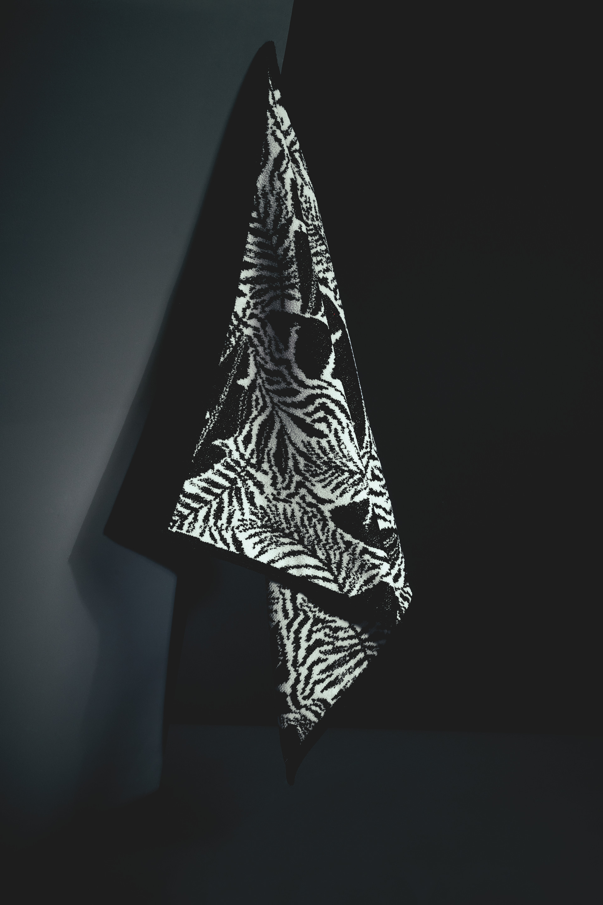 Zebra-Muster Handtuch, luxuriös und stilvoll – Luxuriöses FEILER Handtuch der Kollektion JUNGLE als Lifestyleaufnahme aus Original FEILER-Chenille, Made in Germany.