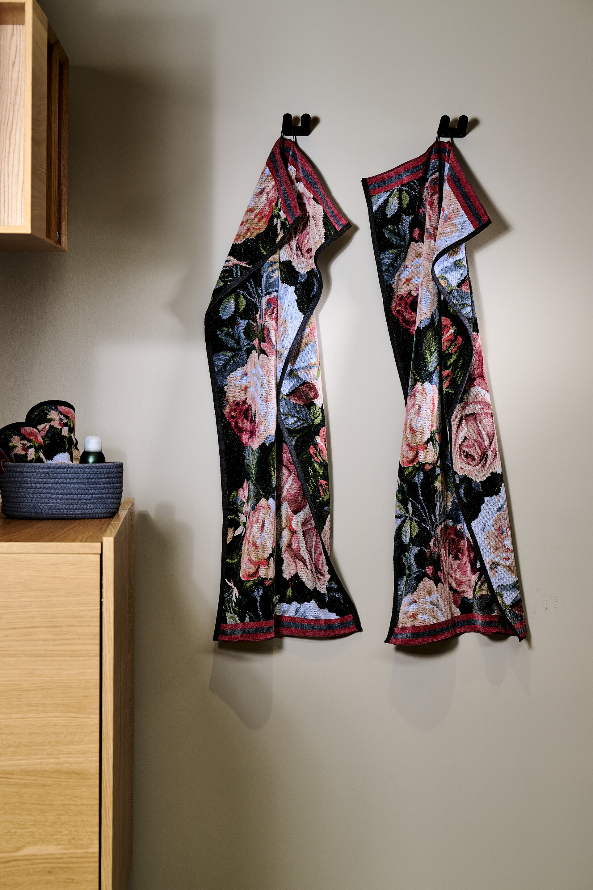 Chenille-Handtücher mit floralem Muster – Luxuriöses FEILER Handtuch der Kollektion ROSALIE als Lifestyleaufnahme aus Original FEILER-Chenille, Made in Germany.