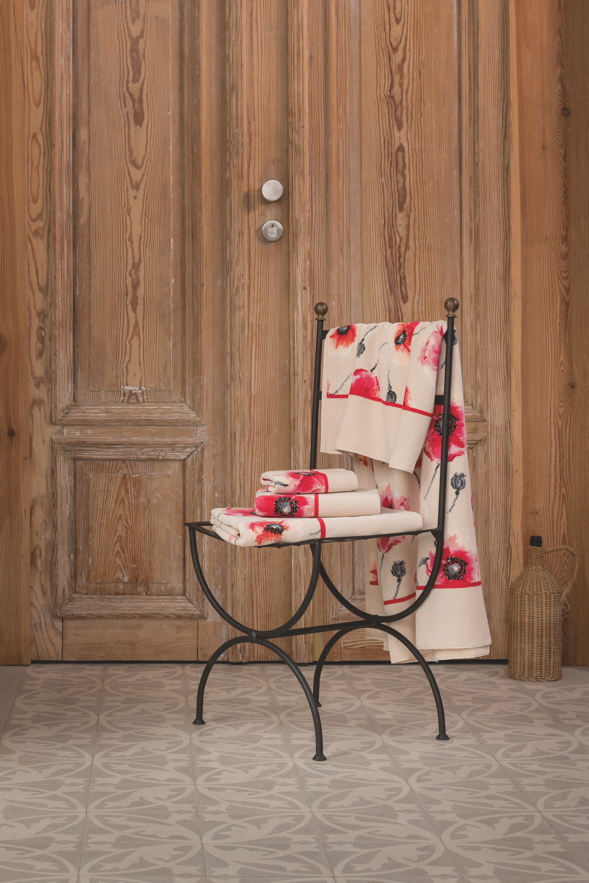 Premium Handtücher mit Blumendesign – Luxuriöses FEILER Handtuch der Kollektion KLATSCHMOHN als Lifestyleaufnahme aus Original FEILER-Chenille, Made in Germany.