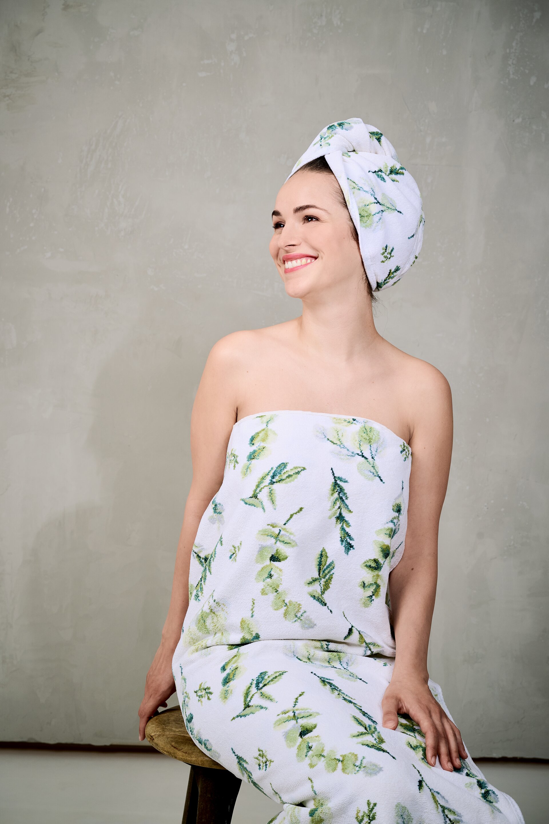 Elegant FEILER hand towel from the GENTLE collection in a lifestyle setting, made from Original FEILER chenille, German craftsmanship.