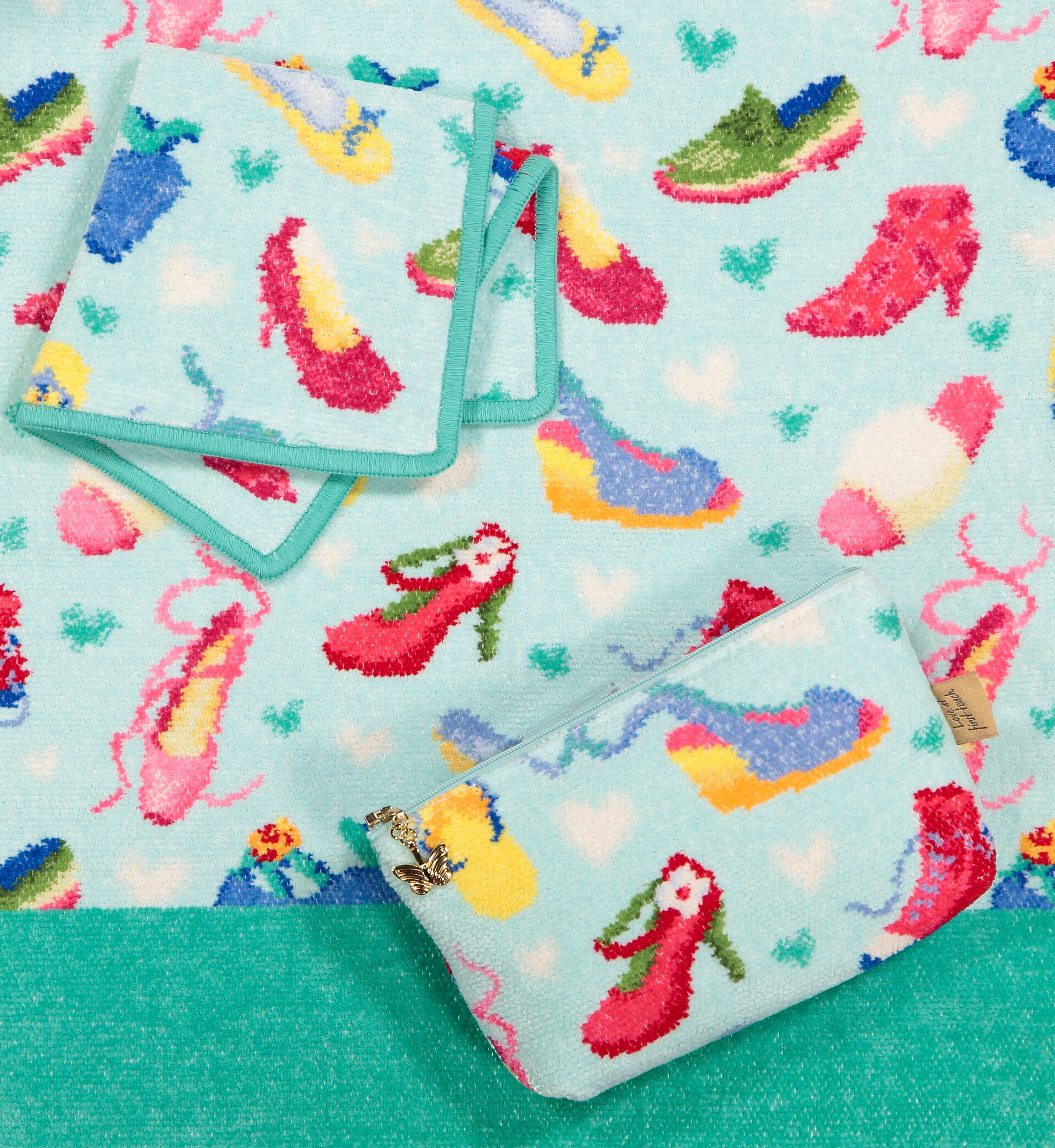 Bunte Chenille-Produkte mit High-Heels und Pumps Design – Luxuriöses FEILER Handtuch der Kollektion CRAZY SHOES als Lifestyleaufnahme aus Original FEILER-Chenille, Made in Germany.