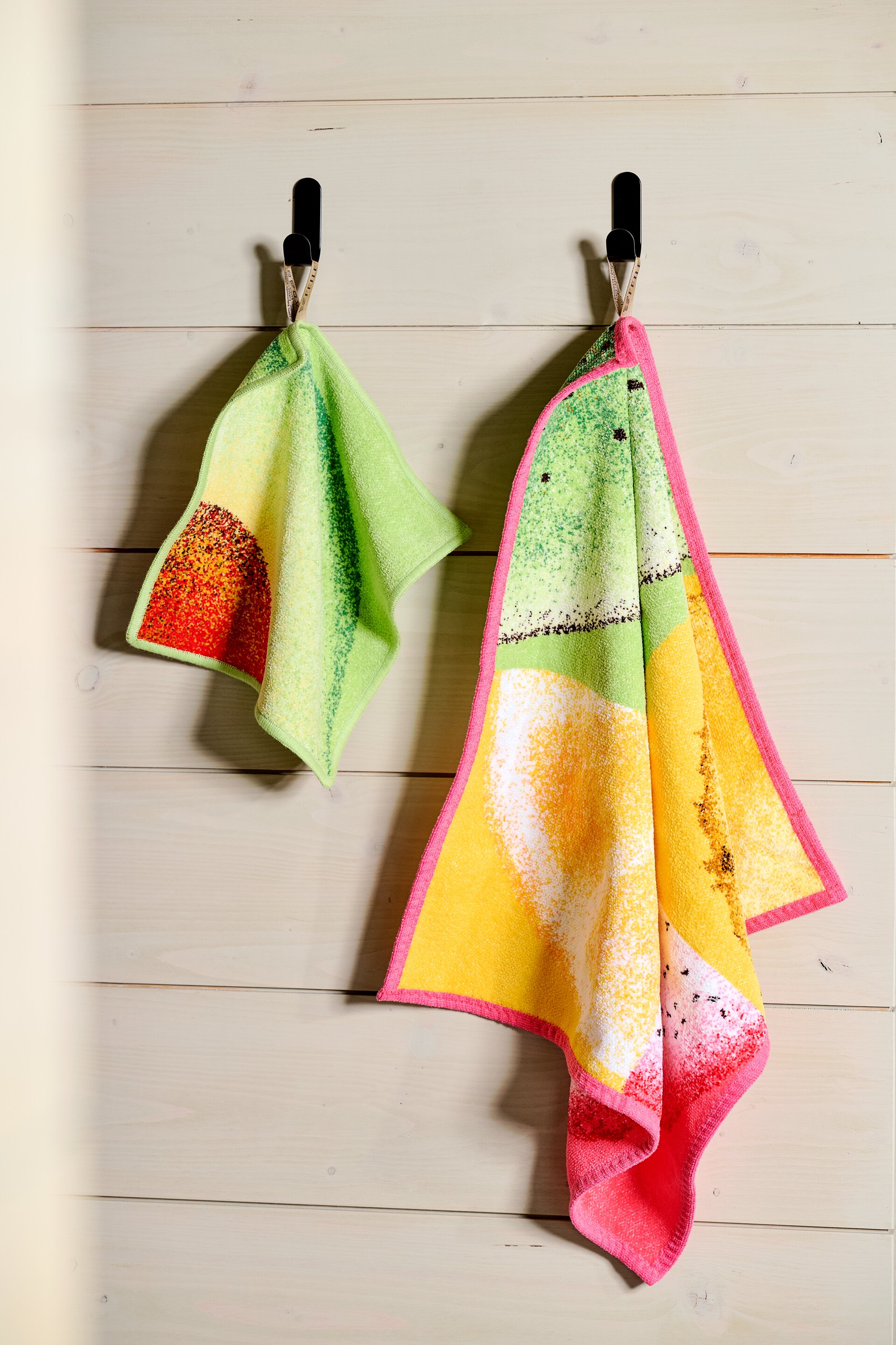 Bunte Handtücher im abstrakten Design – Luxuriöses FEILER Handtuch der Kollektion FRUITS als Lifestyleaufnahme aus Original FEILER-Chenille, Made in Germany.