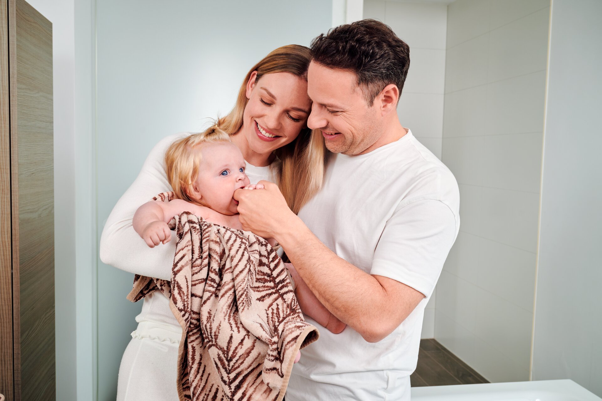 Family lifestyle image featuring coordinated FEILER DESERT PALMS textiles made from Original FEILER chenille in Germany.