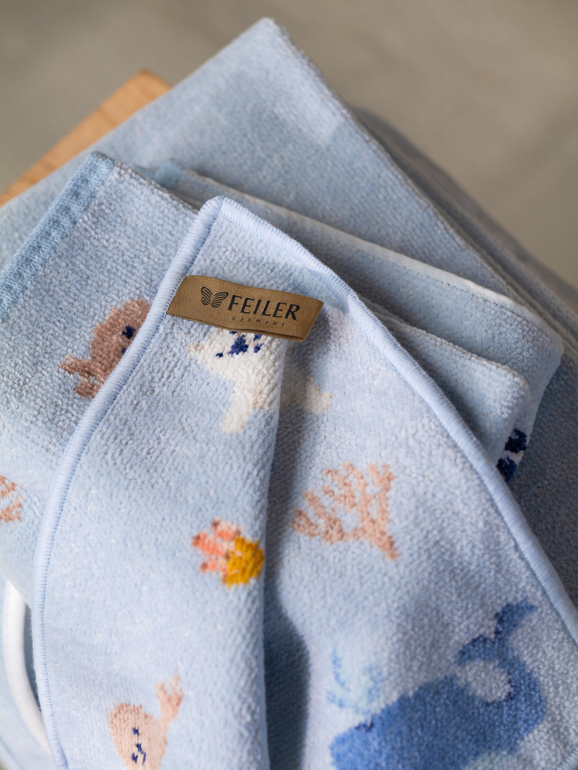 Hochwertige Chenille-Verarbeitung – Luxuriöses FEILER Handtuch der Kollektion POLAR FRIENDS als Lifestyleaufnahme aus Original FEILER-Chenille, Made in Germany.