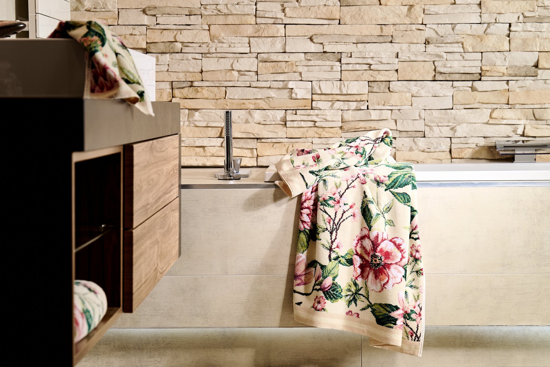Luxuriöses Badetuch mit Blumenmuster – Luxuriöses FEILER Badetuch der Kollektion EDEN als Lifestyleaufnahme aus Original FEILER-Chenille, Made in Germany.