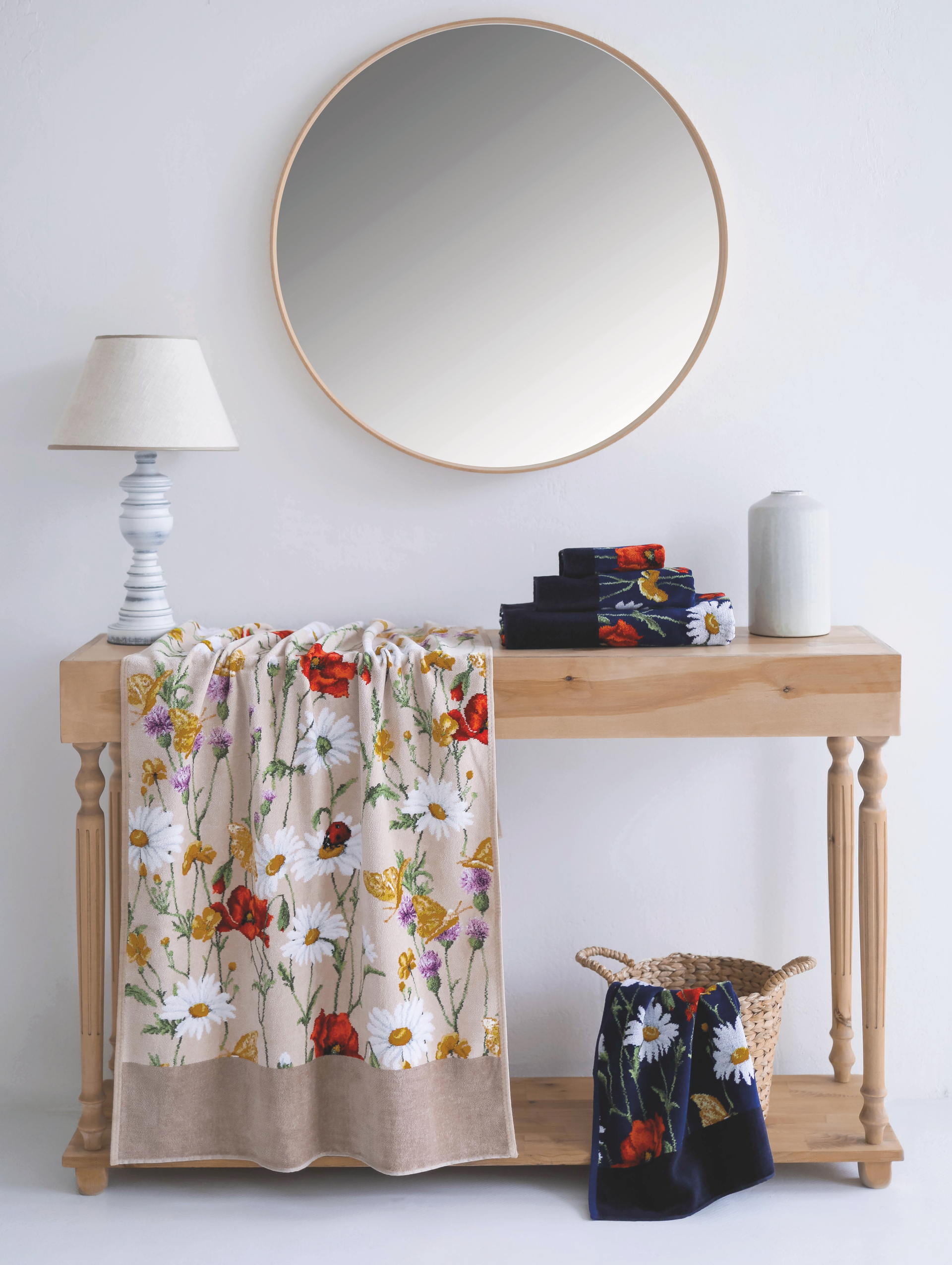 Dekorative Handtücher mit Blumenmuster – Luxuriöses FEILER Handtuch der Kollektion DAISY FIELD in Beige als Lifestyleaufnahme aus Original FEILER-Chenille, Made in Germany.
