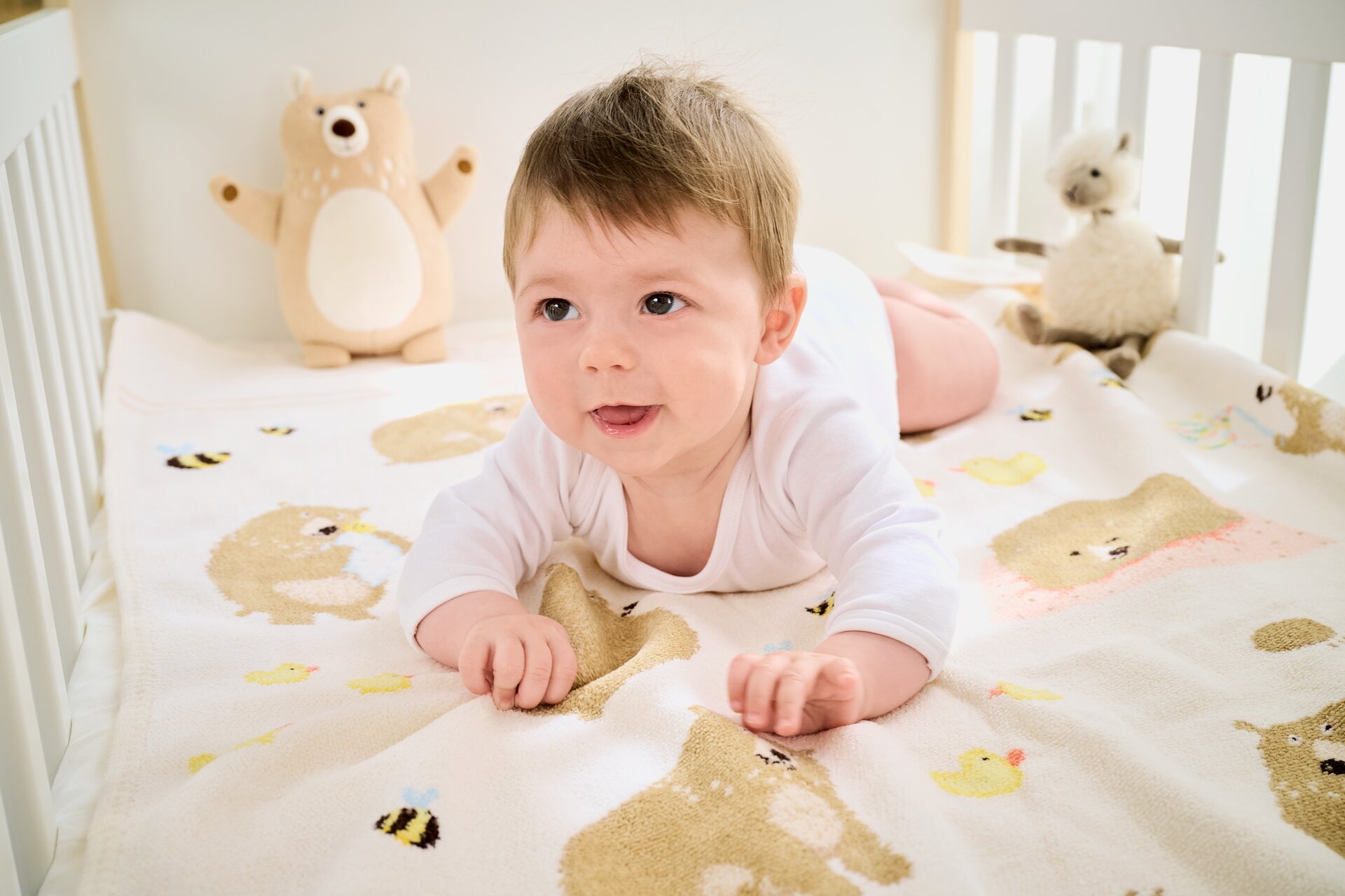 Kuschelweiche Chenille-Decke mit Bärenmotiv – Luxuriöse FEILER Decke der Kollektion BEN BAER FAMILY als Lifestyleaufnahme aus Original FEILER-Chenille, Made in Germany.