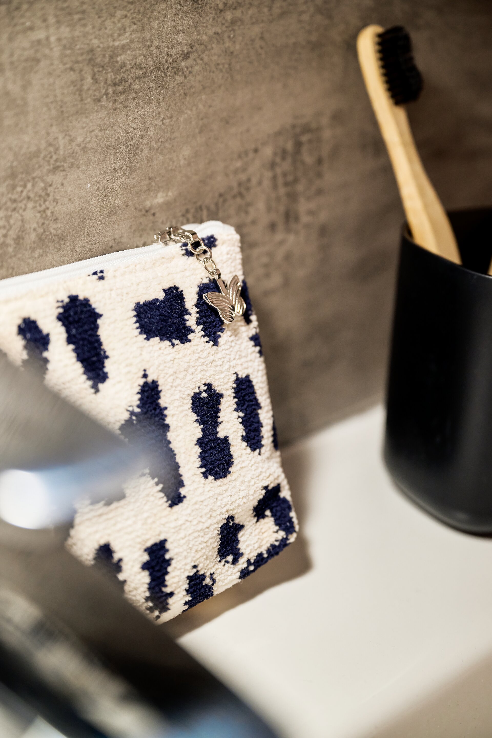 Chenille-Etui im modernen Leopardenmuster – Luxuriöse FEILER Kosmetiktasche der Kollektion PANTHERA als Lifestyleaufnahme aus Original FEILER-Chenille, Made in Germany.