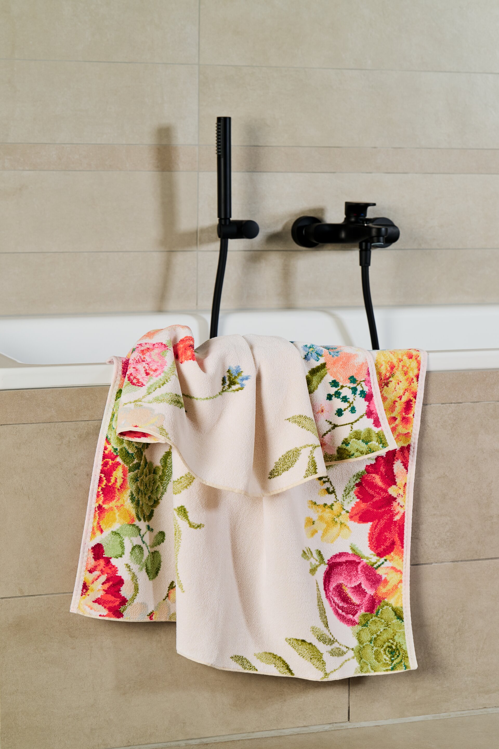 Blumen-Badetuch über der Badewanne drapiert – Luxuriöses FEILER Badetuch der Kollektion SUMMER DAY als Lifestyleaufnahme aus Original FEILER-Chenille, Made in Germany.