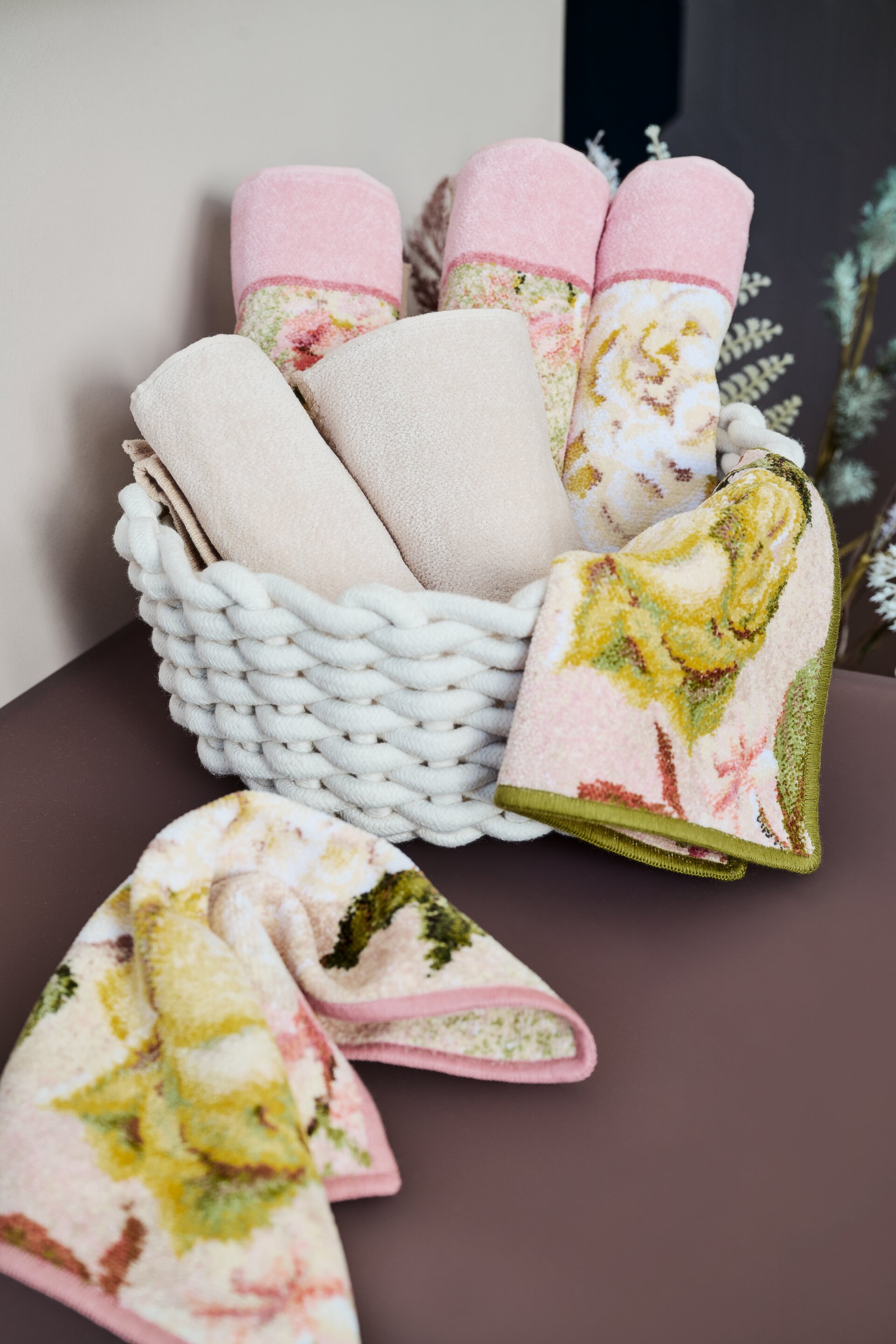 FEILER SECRET GARDEN and PURE – styled bathroom arrangement with a basket.