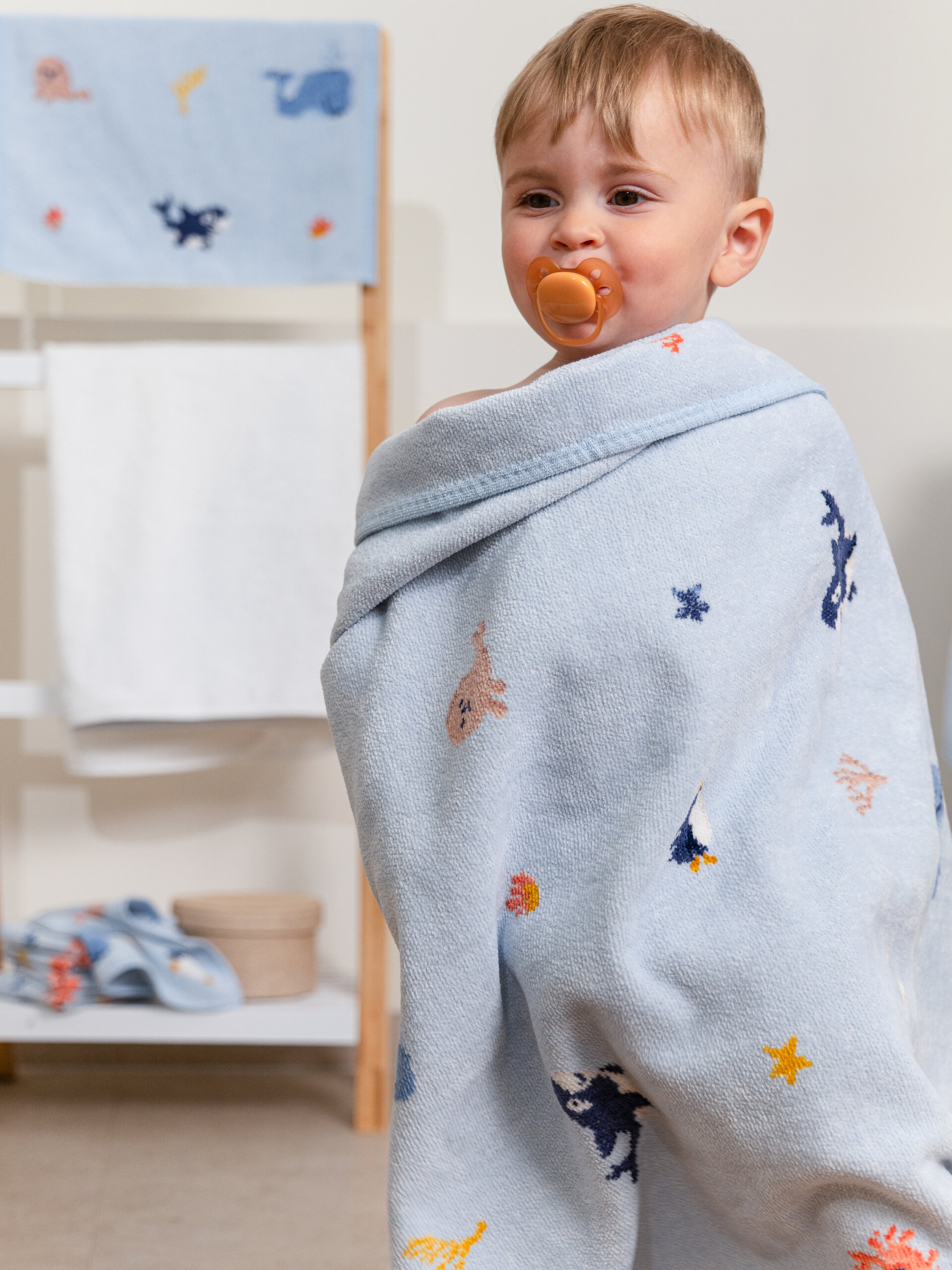 Lifestyle view featuring the FEILER Blanket from the POLAR FRIENDS collection, made from Original FEILER chenille in Germany, lifestyle image.