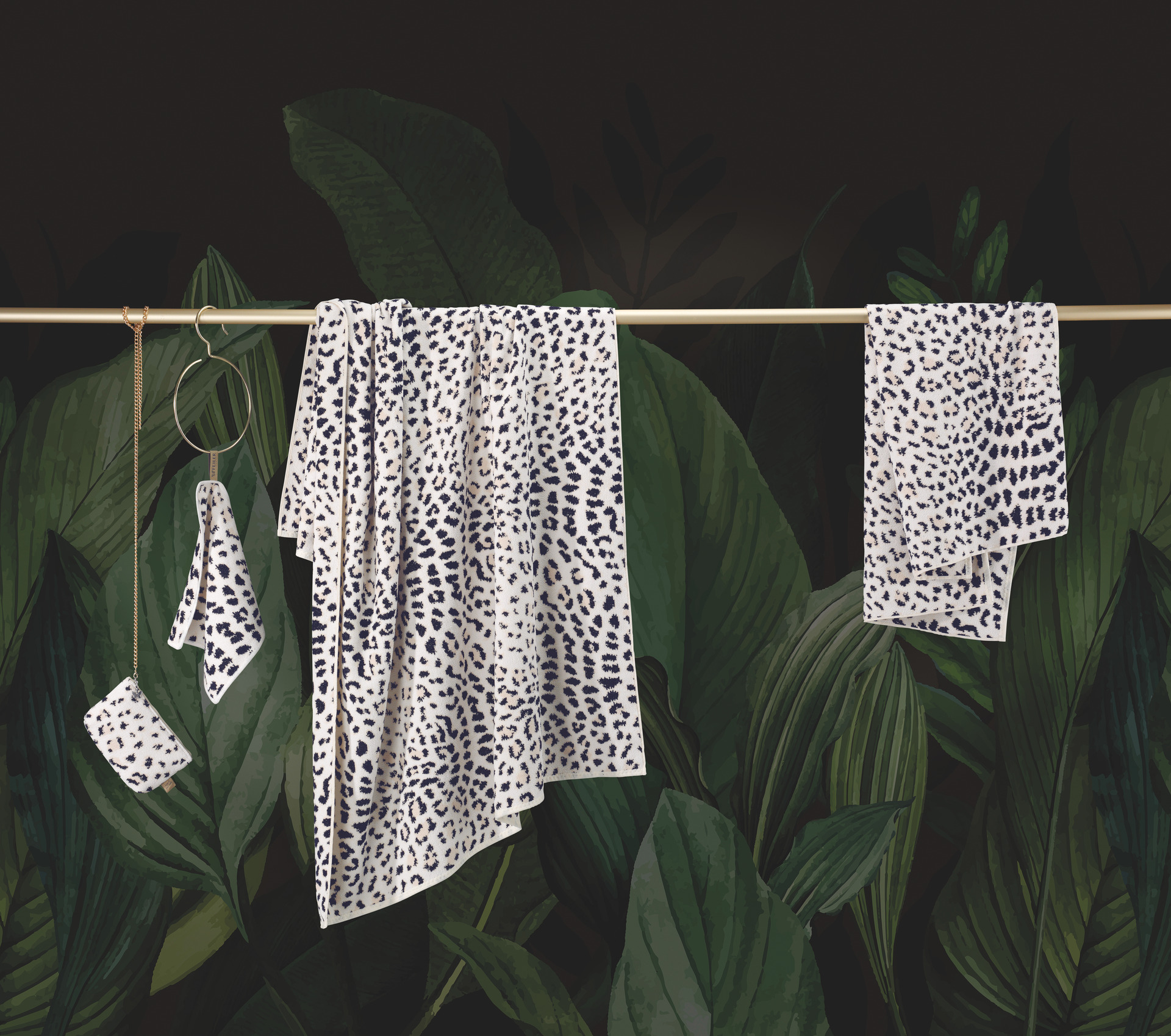 Chenille-Handtücher im Blattmuster – Luxuriöses FEILER Handtuch der Kollektion PANTHERA als Lifestyleaufnahme aus Original FEILER-Chenille, Made in Germany.