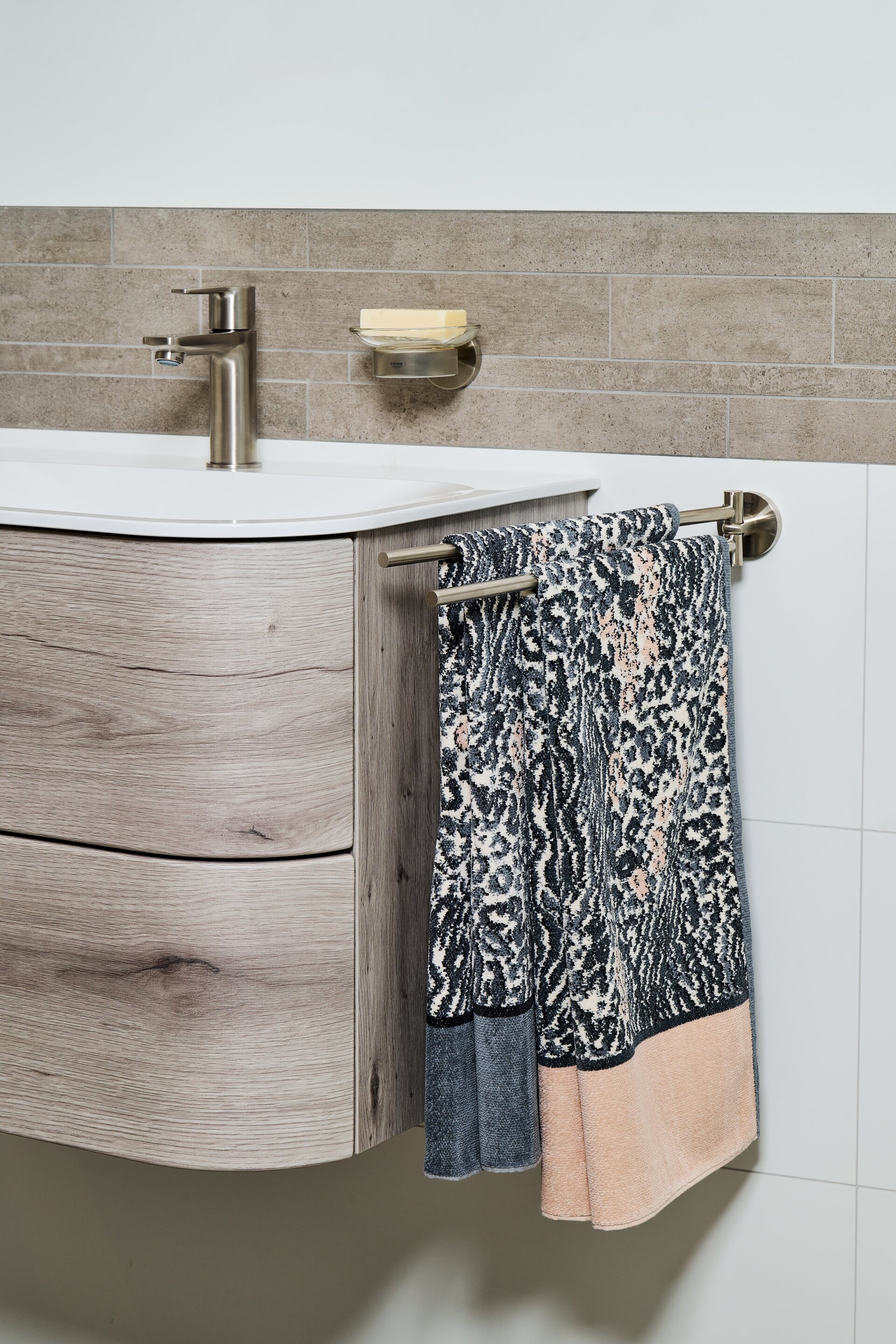Elegantes Badezimmer mit FEILER-Handtuch – Luxuriöses FEILER Handtuch der Kollektion ANIMAL BLEND als Lifestyleaufnahme aus Original FEILER-Chenille, Made in Germany.