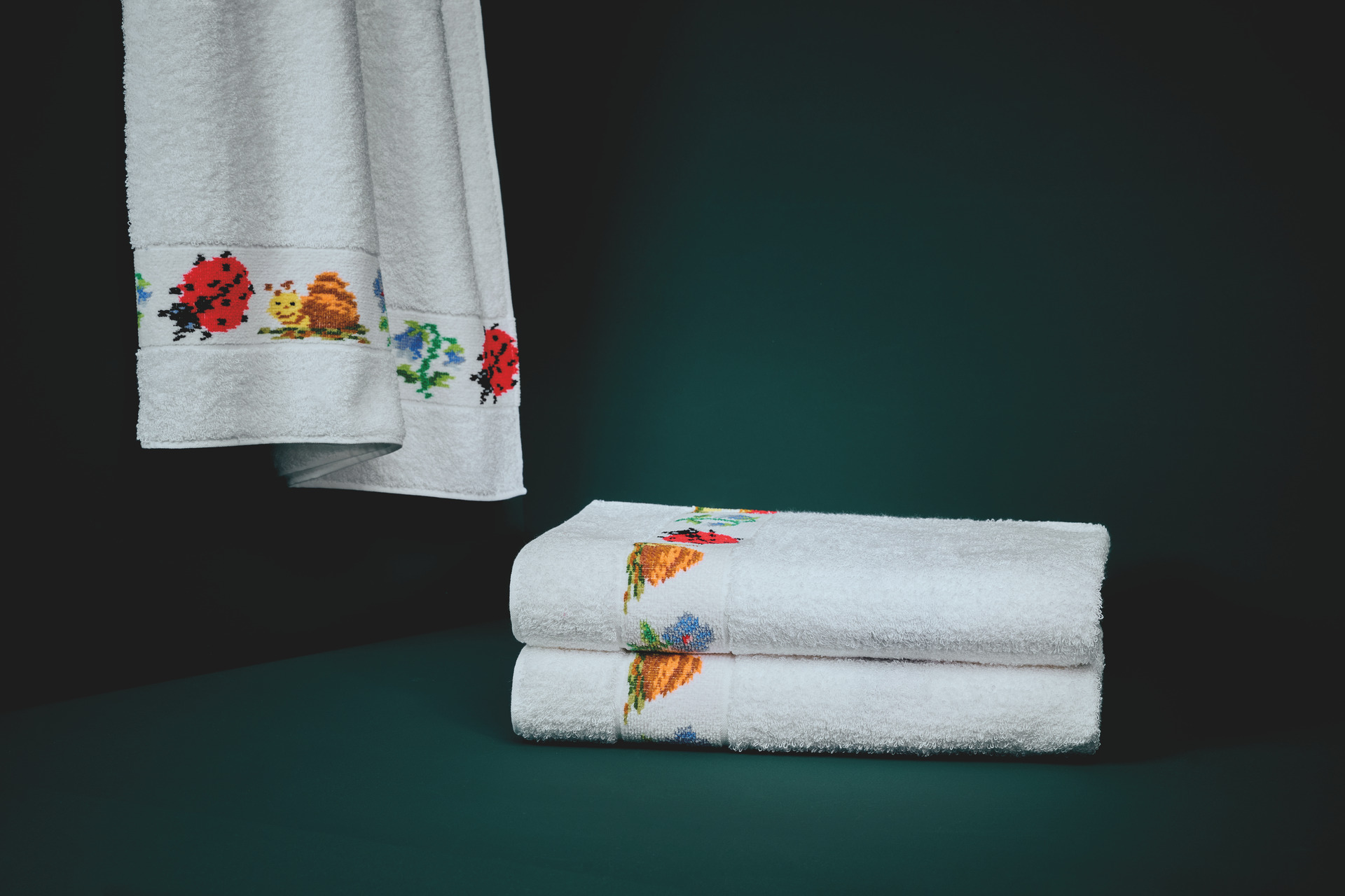 Weiße Handtücher mit bunter Bordüre – Luxuriöses FEILER Handtuch der Kollektion PAULI als Lifestyleaufnahme aus Original FEILER-Chenille, Made in Germany.