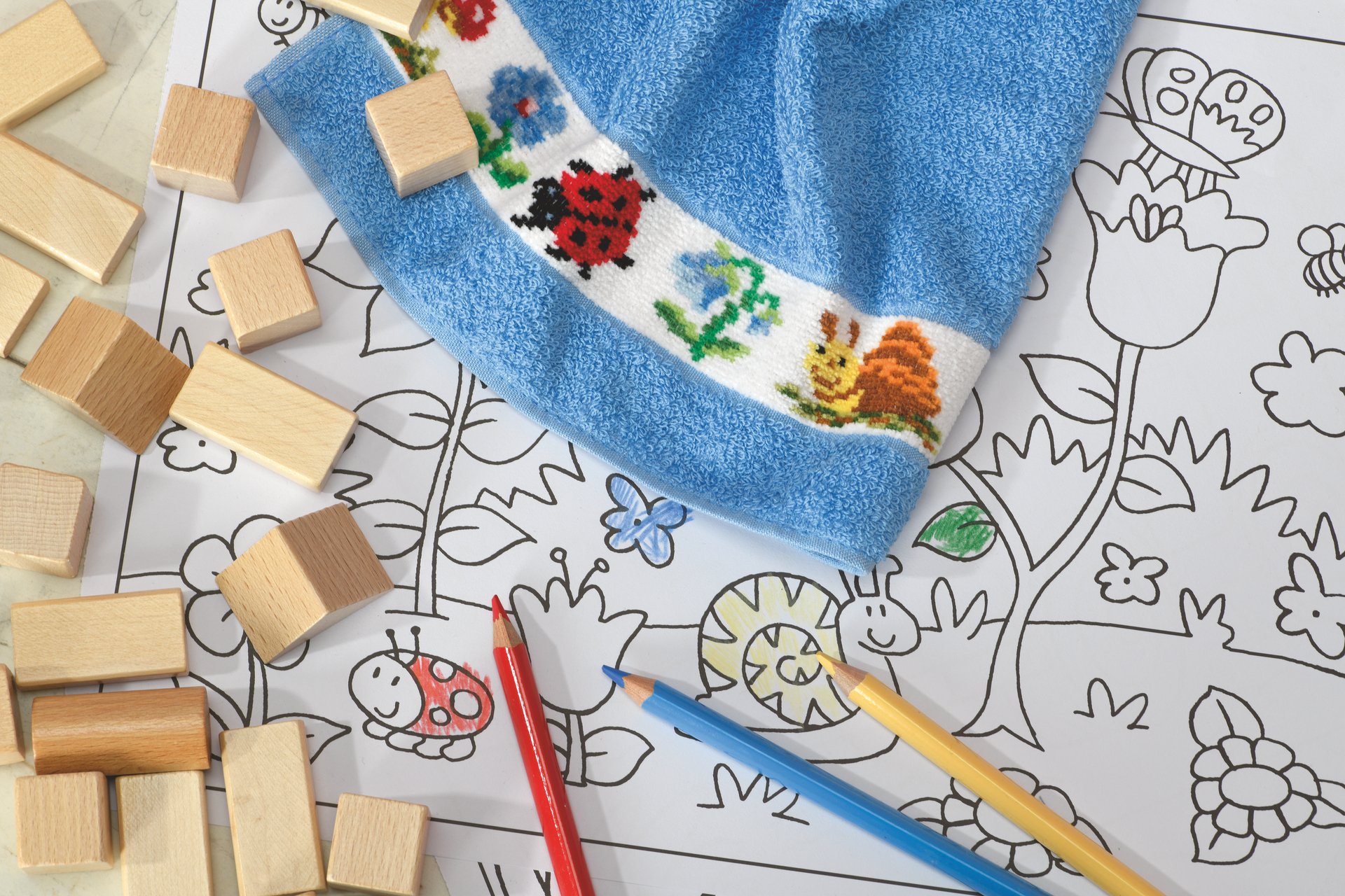 Blaues Handtuch mit Tiermotiv für Kinder – Luxuriöses FEILER Handtuch der Kollektion PAULI als Lifestyleaufnahme aus Original FEILER-Chenille, Made in Germany.
