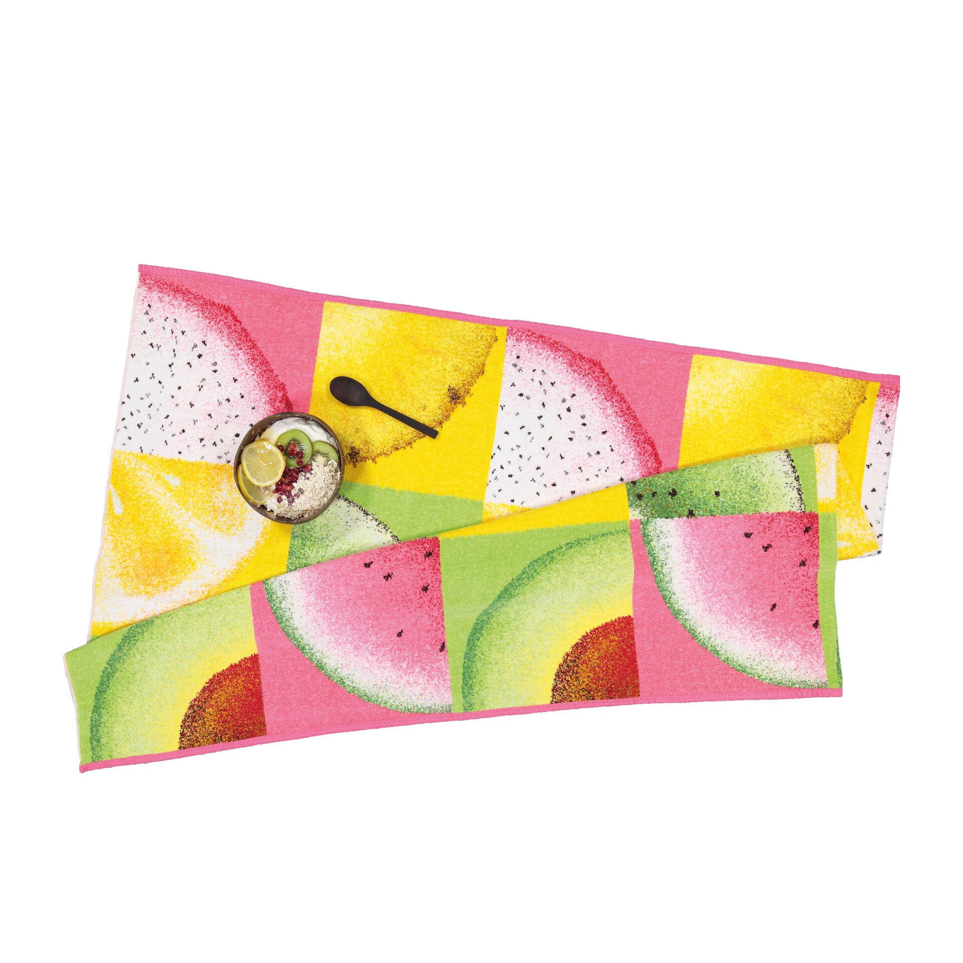 Buntes Chenille-Handtuch – Luxuriöses FEILER Strandtuch der Kollektion FRUITS FREISTELLER STRANDTUCH als Lifestyleaufnahme aus Original FEILER-Chenille, Made in Germany.