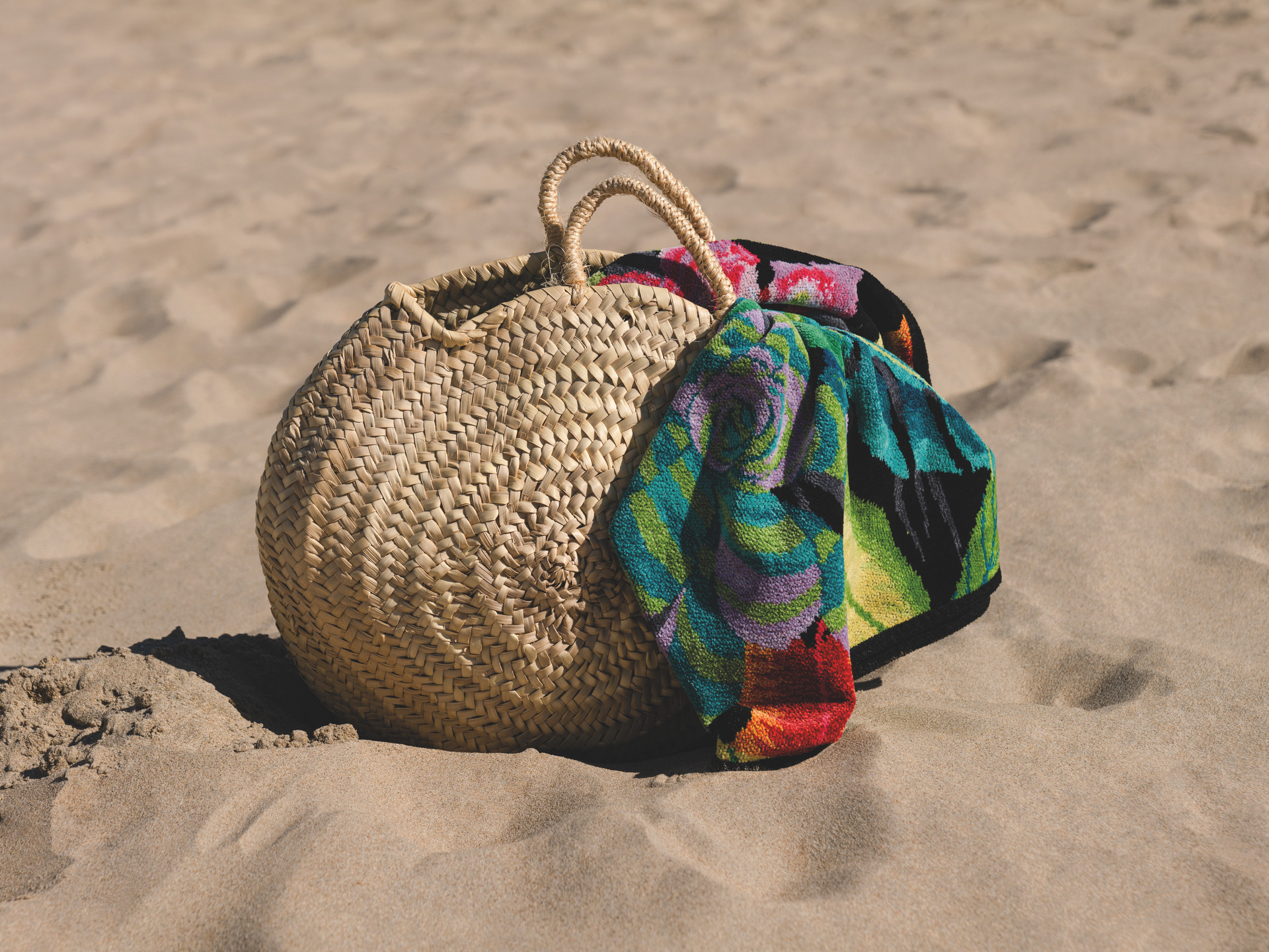 Bunte Luxus-Chenille-Decke am Strand – Luxuriöse FEILER Decke der Kollektion RAINFOREST als Lifestyleaufnahme aus Original FEILER-Chenille, Made in Germany.