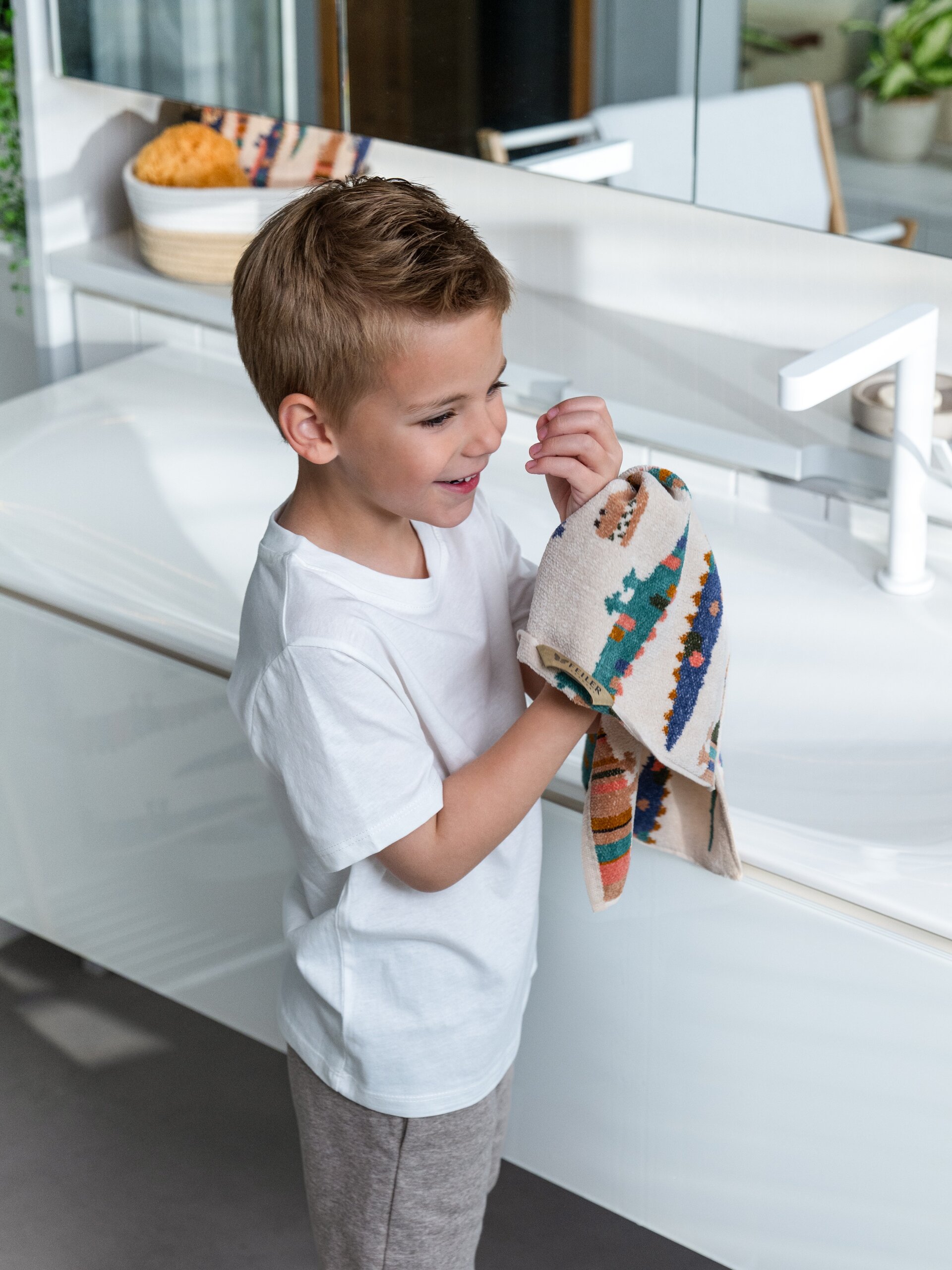 Lifestyle view featuring the FEILER Towel Set from the KROKO collection, made from Original FEILER chenille in Germany