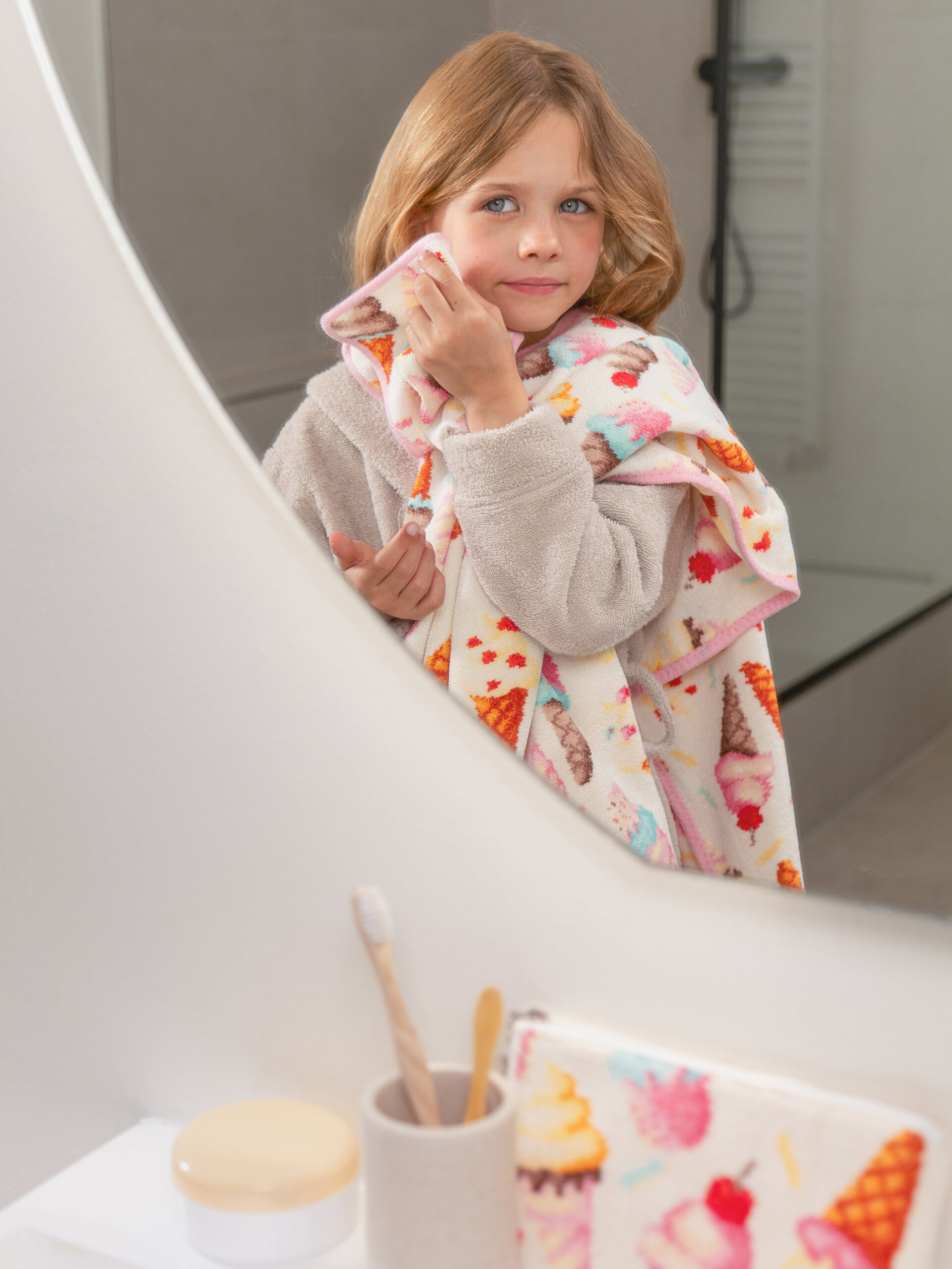 Kind mit farbenfrohem Handtuch im Bad – Luxuriöses FEILER Handtuch der Kollektion SWEET SPRINKLES als Lifestyleaufnahme aus Original FEILER-Chenille, Made in Germany.