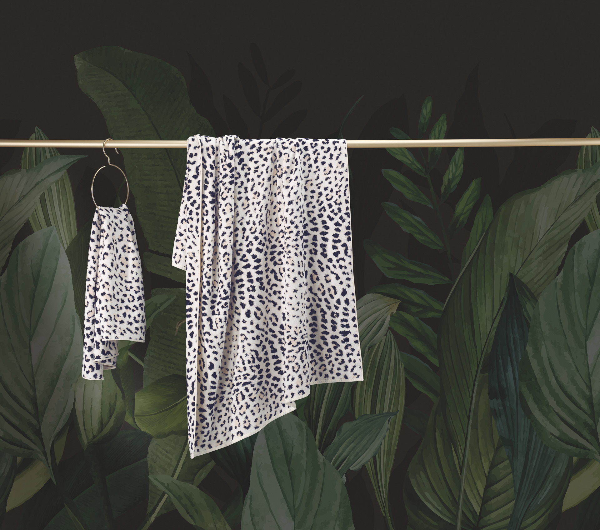 Chenille-Handtuch mit Tupfenmuster – Luxuriöses FEILER Handtuch der Kollektion PANTHERA als Lifestyleaufnahme aus Original FEILER-Chenille, Made in Germany.