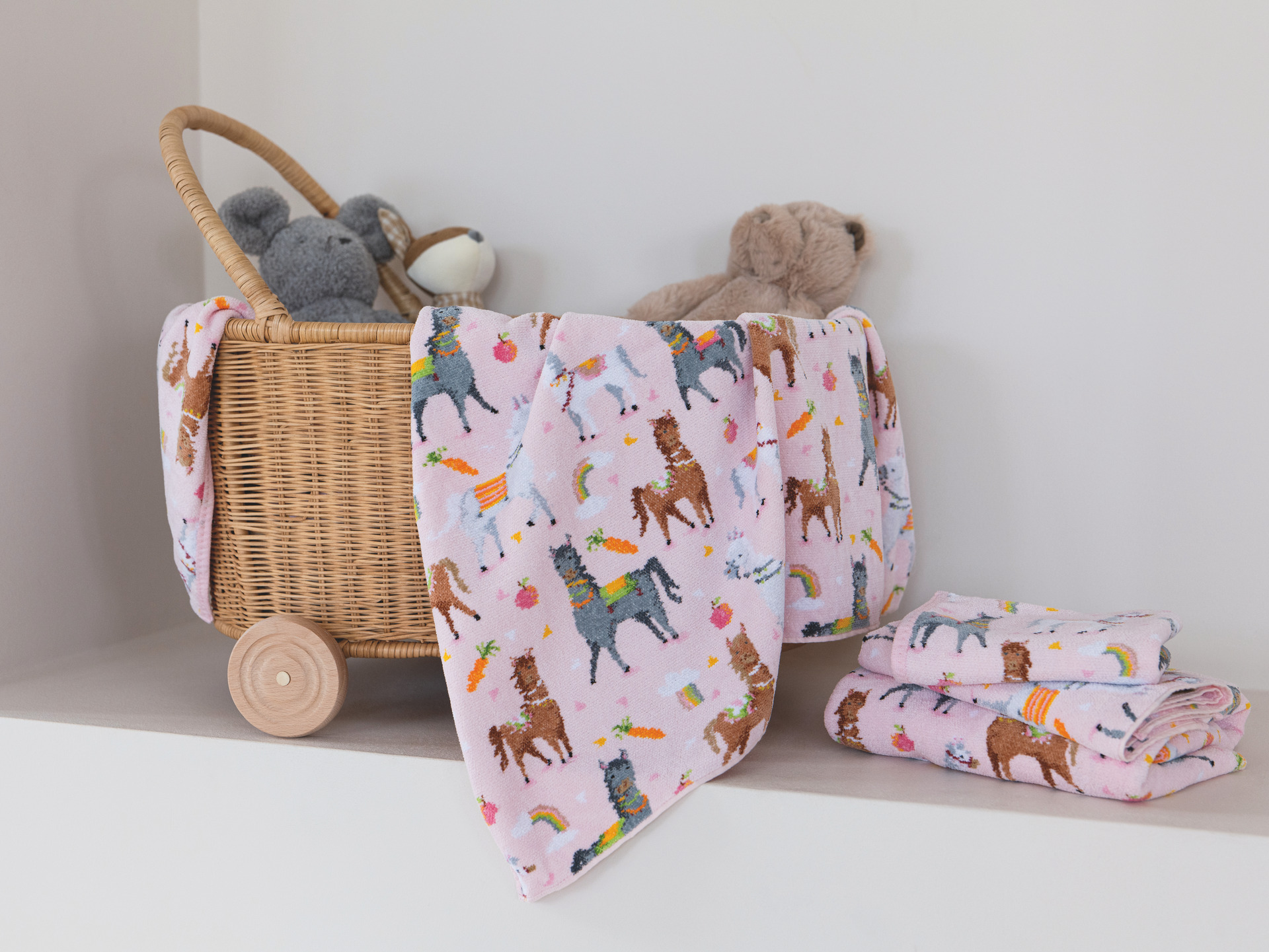 Rosa Handtuch mit Tiermotiven – Luxuriöses FEILER Handtuch der Kollektion LOS CABALLOS als Lifestyleaufnahme aus Original FEILER-Chenille, Made in Germany.