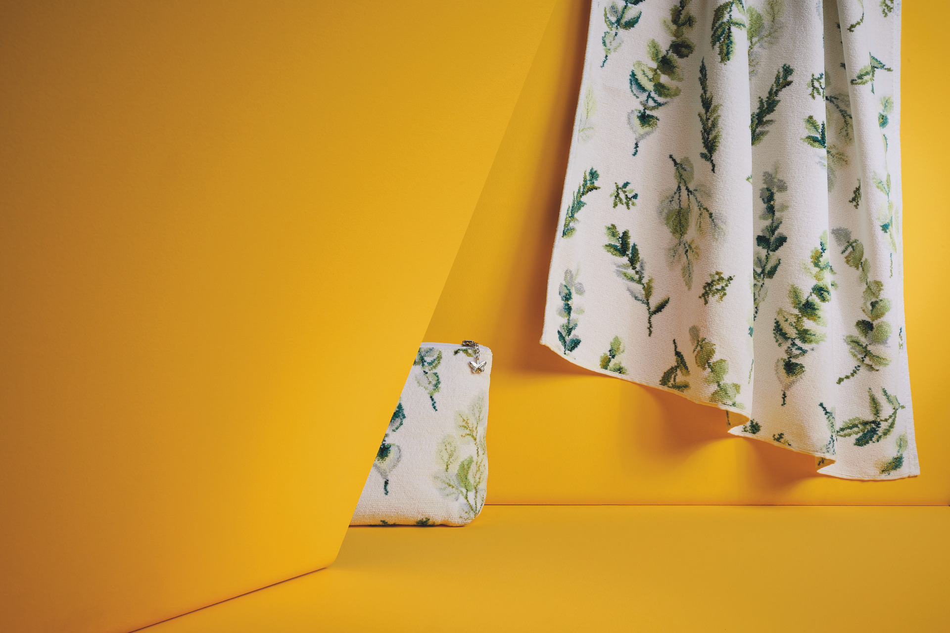 Elegantes Handtuch mit Blattmuster auf Gelb – Luxuriöses FEILER Handtuch der Kollektion GENTLE LEAVES als Lifestyleaufnahme aus Original FEILER-Chenille, Made in Germany.