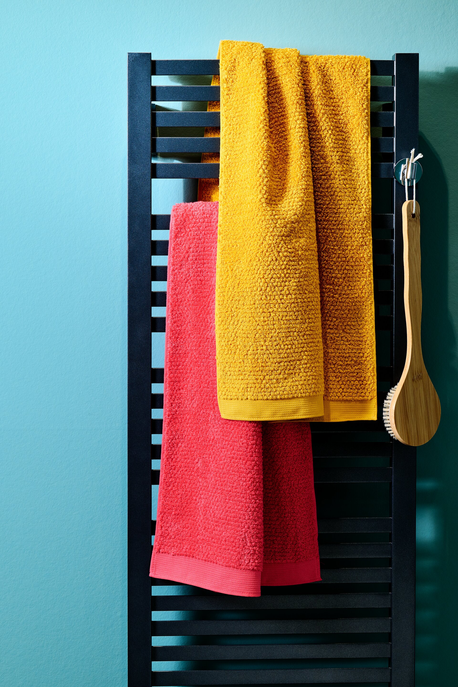 Luxuriöse Handtücher in leuchtenden Farben – Luxuriöses FEILER Handtuch der Kollektion IBIZA als Lifestyleaufnahme aus Original FEILER-Chenille, Made in Germany.