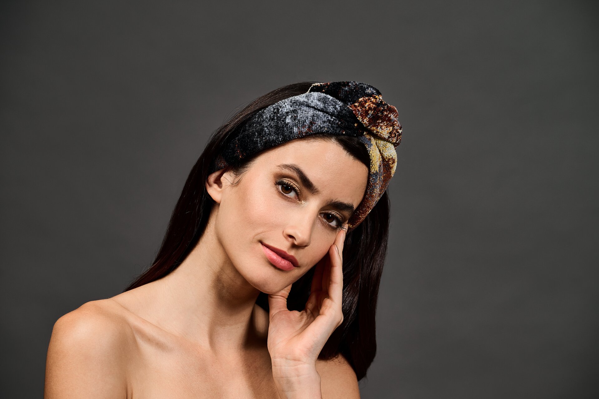 Lifestyle view featuring the FEILER Hand Towel Turban from the GOLDEN FRAGMENTS collection, made from Original FEILER chenille in Germany.