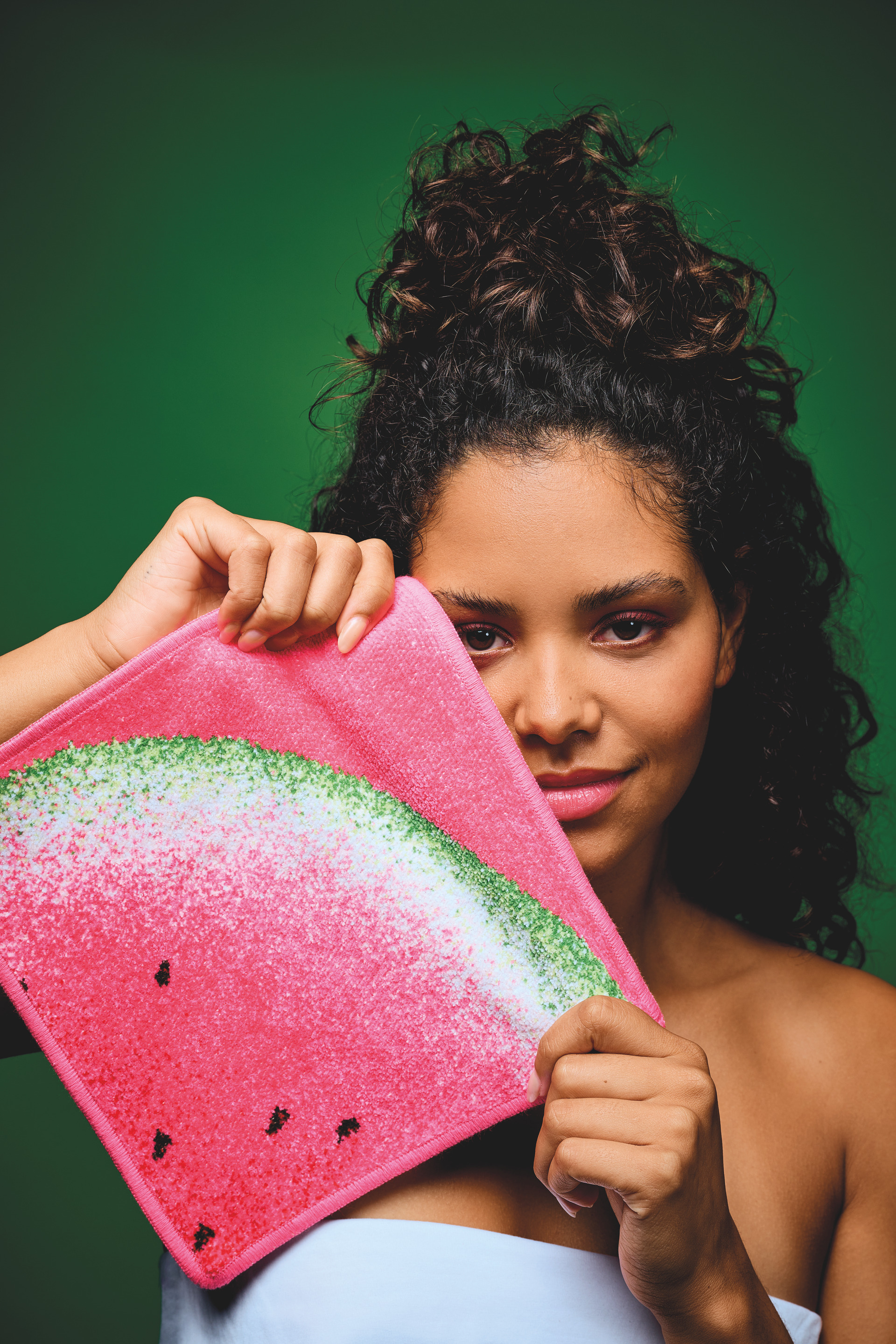 Chenille Tuch mit Melonen-Design – Luxuriöses FEILER Handtuch der Kollektion FRUITS als Lifestyleaufnahme aus Original FEILER-Chenille, Made in Germany.