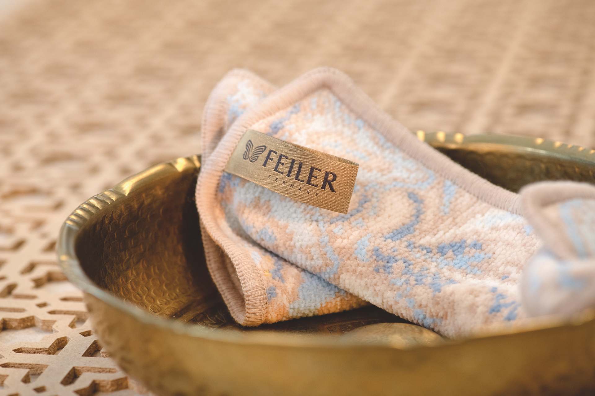 Premium Chenille von Ernst-Feiler – Luxuriöses FEILER Handtuch der Kollektion DJAMILA als Detailaufnahme aus Original FEILER-Chenille, Made in Germany.