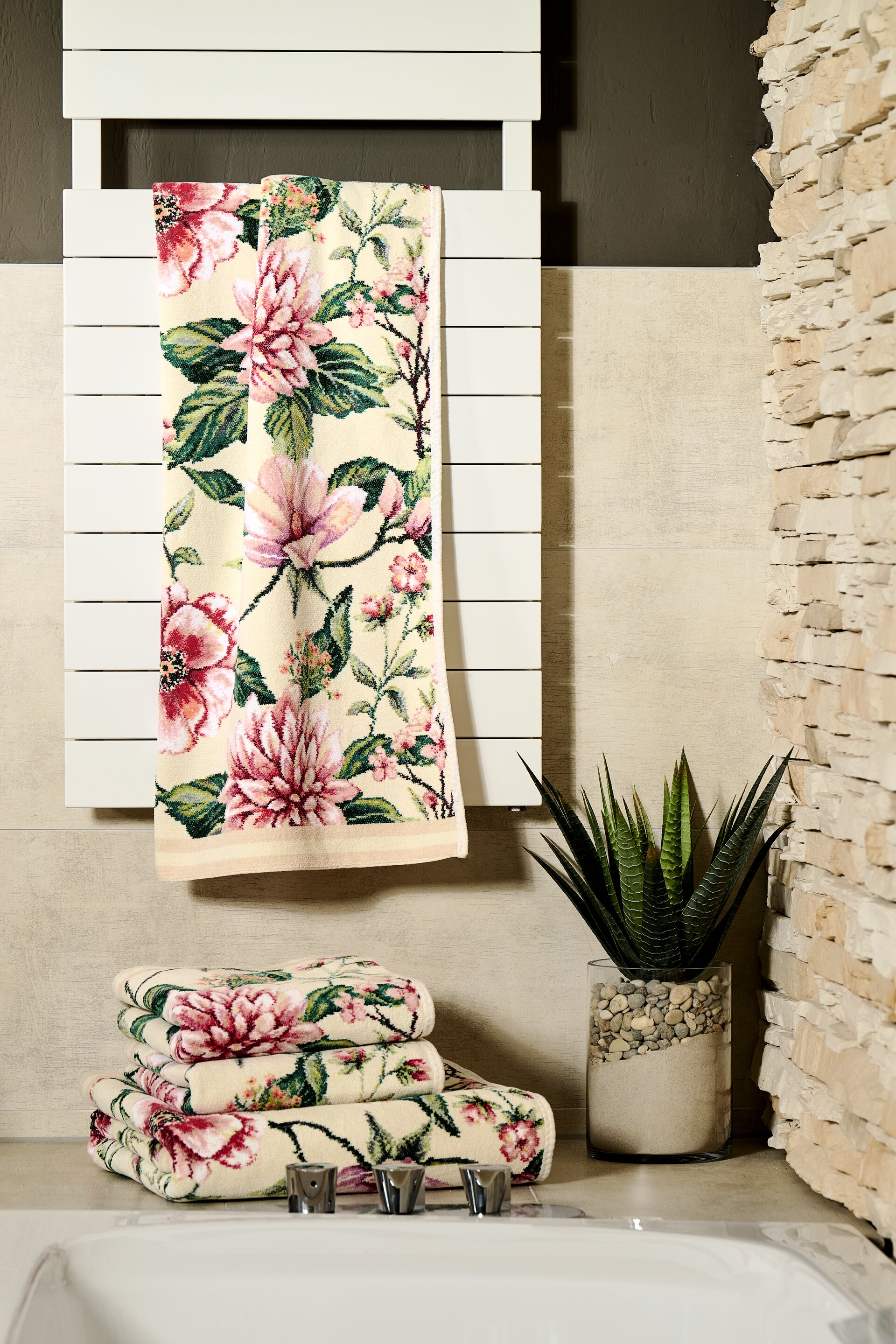Blumige Handtuch-Kollektion mit Naturmotiv – Luxuriöses FEILER Handtuch der Kollektion EDEN als Lifestyleaufnahme aus Original FEILER-Chenille, Made in Germany.