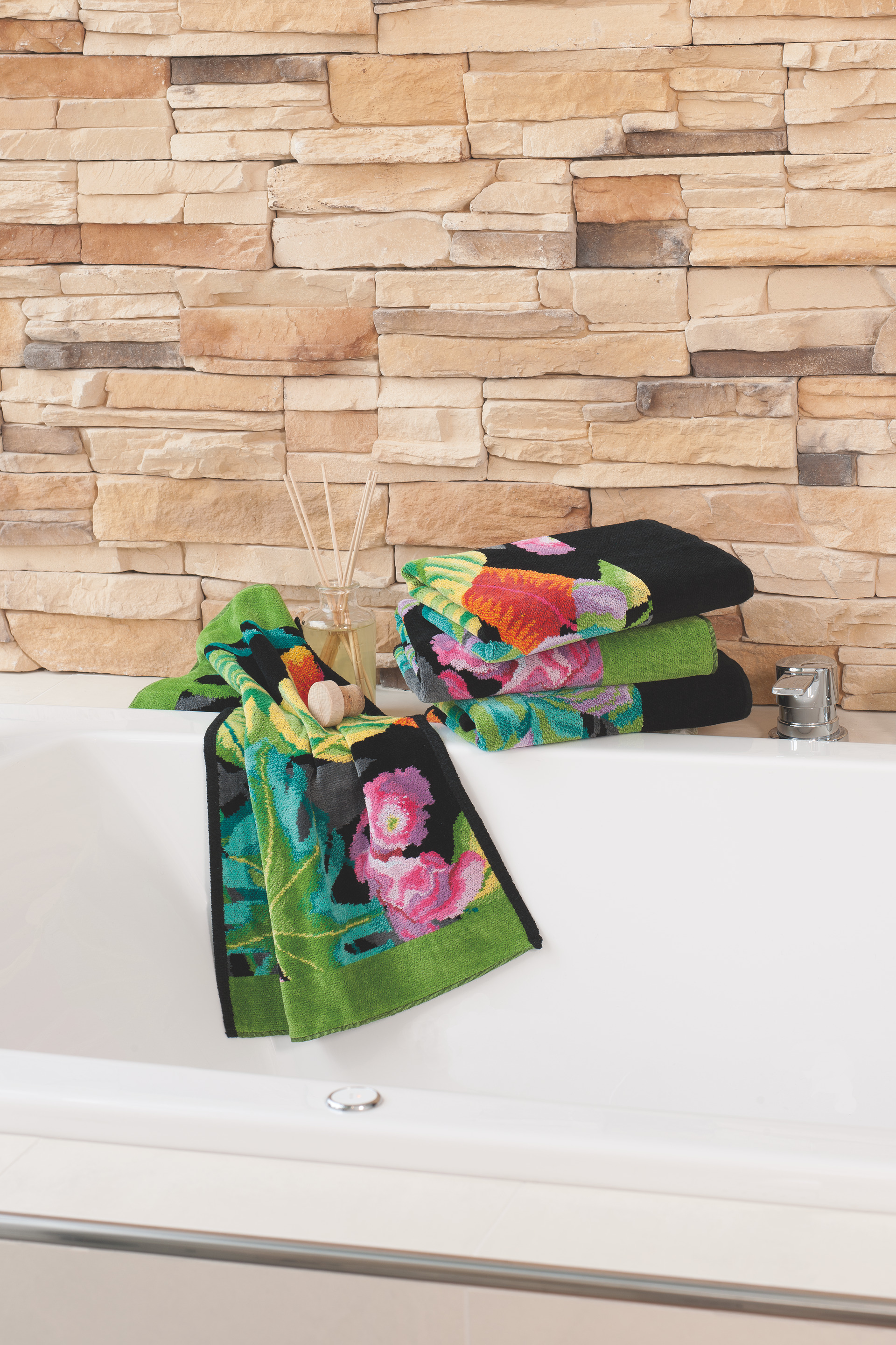 Florale Handtücher auf Wanne – Luxuriöses FEILER Handtuch der Kollektion RAINFOREST als Lifestyleaufnahme aus Original FEILER-Chenille, Made in Germany.