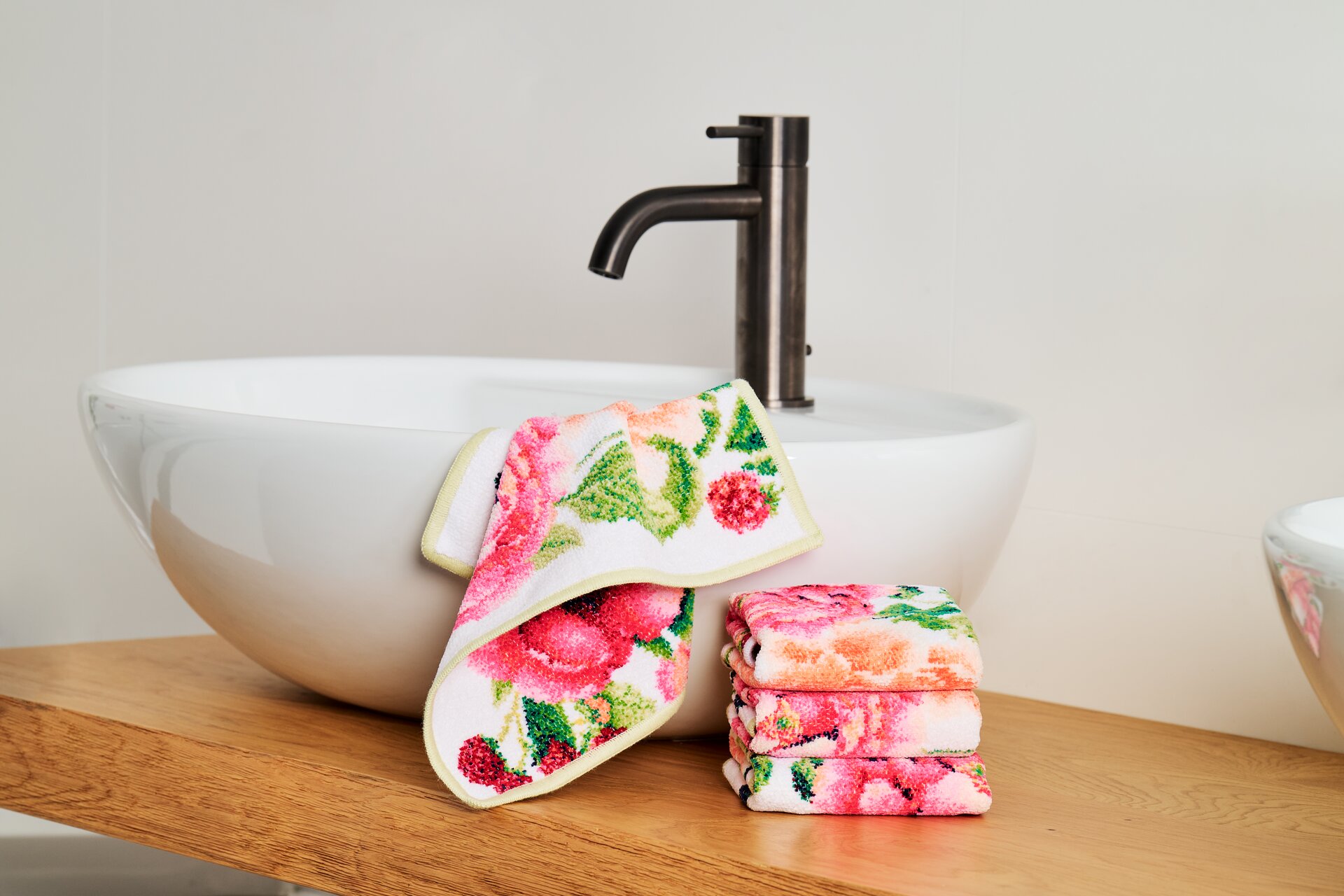 Elegante Handtücher im Badezimmer-Setup – Luxuriöses FEILER Handtuch der Kollektion BEATRICE als Lifestyleaufnahme aus Original FEILER-Chenille, Made in Germany.