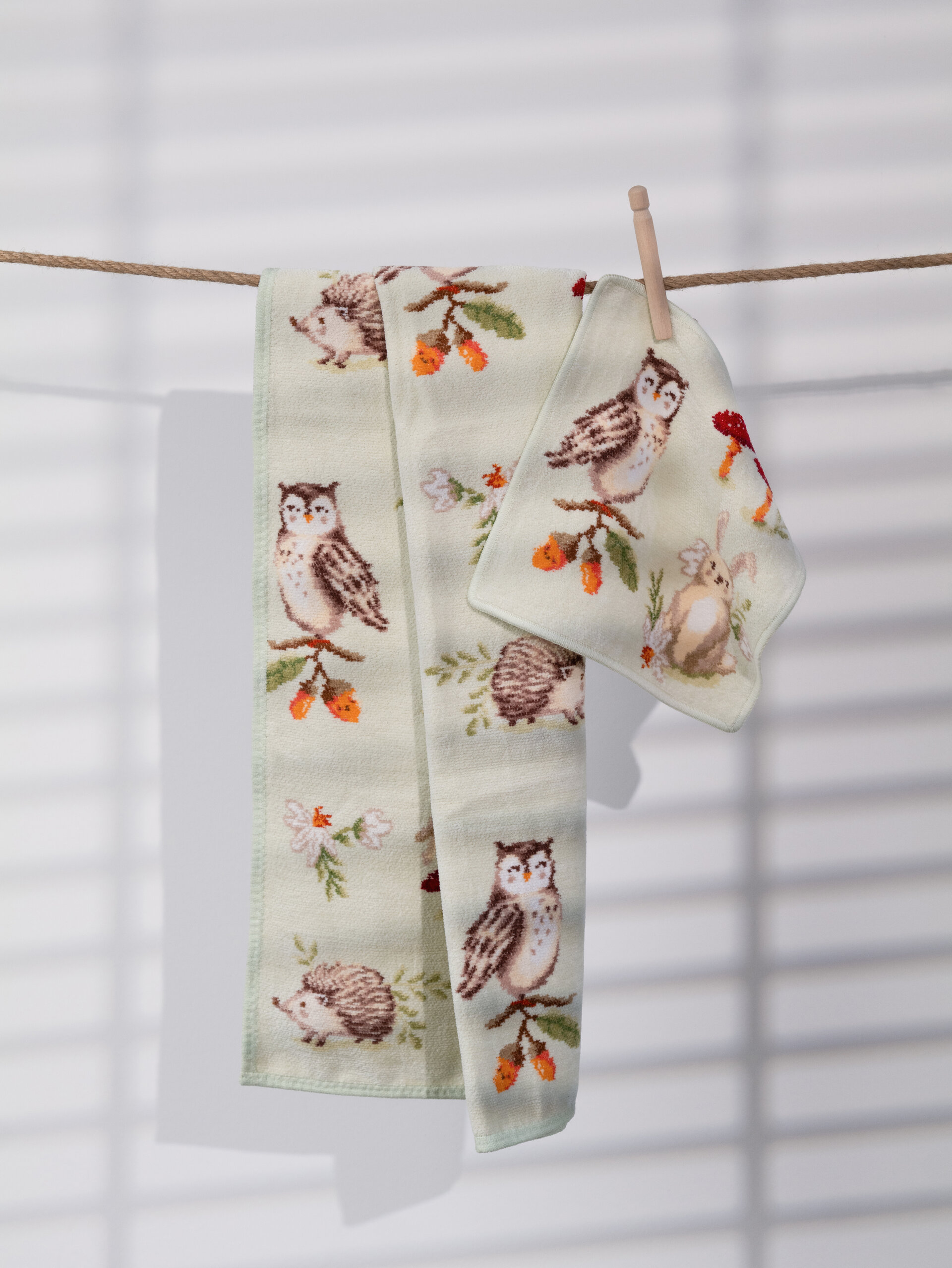Chenille-Weberei Handtuch mit Eulenmotiv – Luxuriöses FEILER Handtuch der Kollektion FOREST TALES als Lifestyleaufnahme aus Original FEILER-Chenille, Made in Germany.