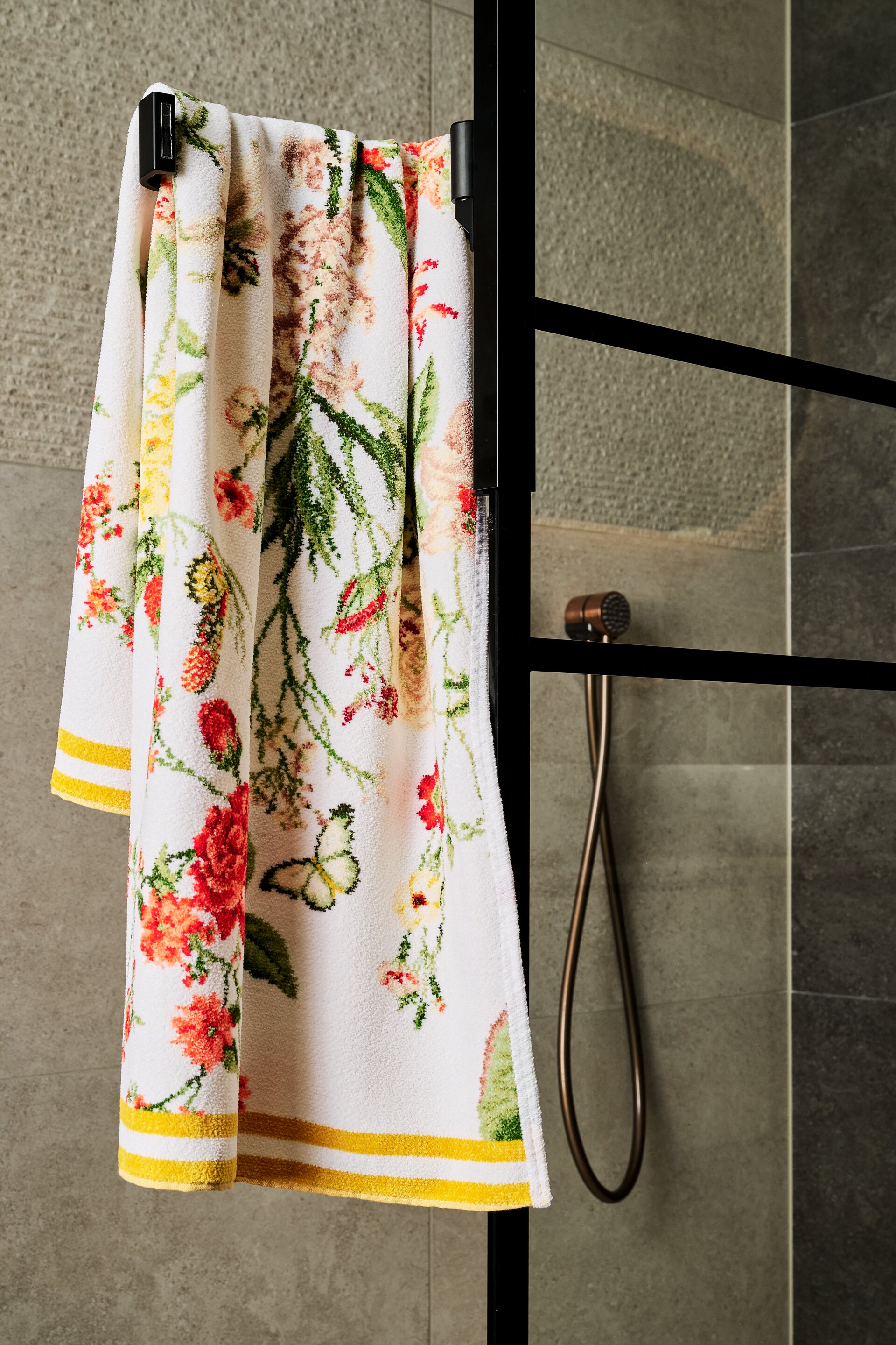 Duschvergnügen mit FEILER-Blumenhandtuch – Luxuriöses FEILER Handtuch der Kollektion LUZIE als Lifestyleaufnahme aus Original FEILER-Chenille, Made in Germany.