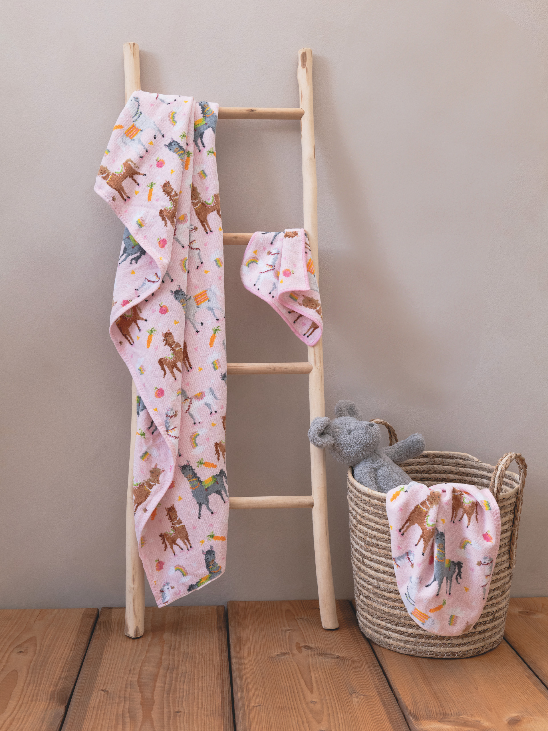 Kinderhandtuch mit verspielten Tiermotiven – Luxuriöses FEILER Handtuch der Kollektion LOS CABALLOS als Lifestyleaufnahme aus Original FEILER-Chenille, Made in Germany.