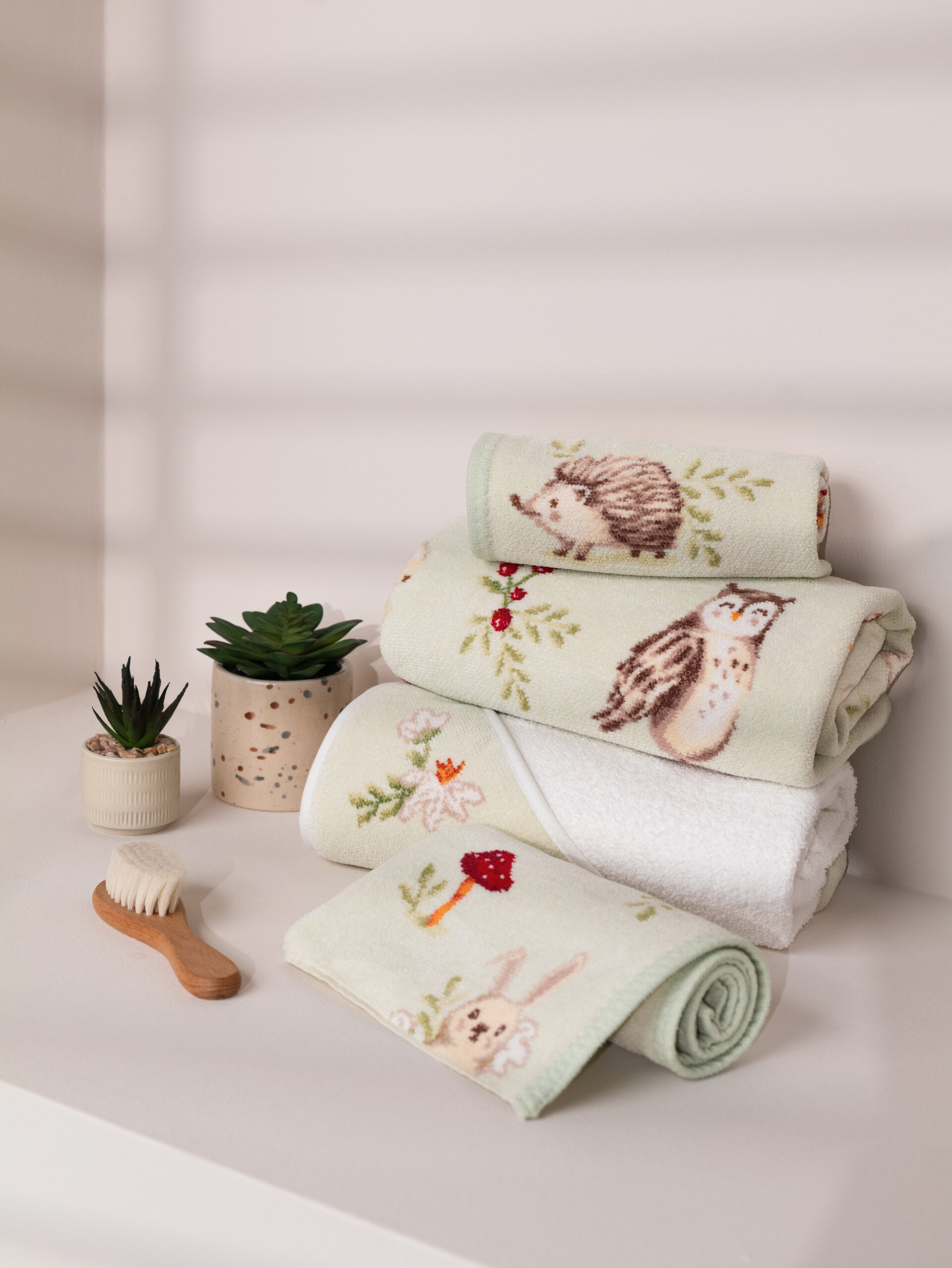 Chenille-Handtücher mit Tiermotiven – Luxuriöses FEILER Handtuch der Kollektion FOREST TALES als Lifestyleaufnahme aus Original FEILER-Chenille, Made in Germany.
