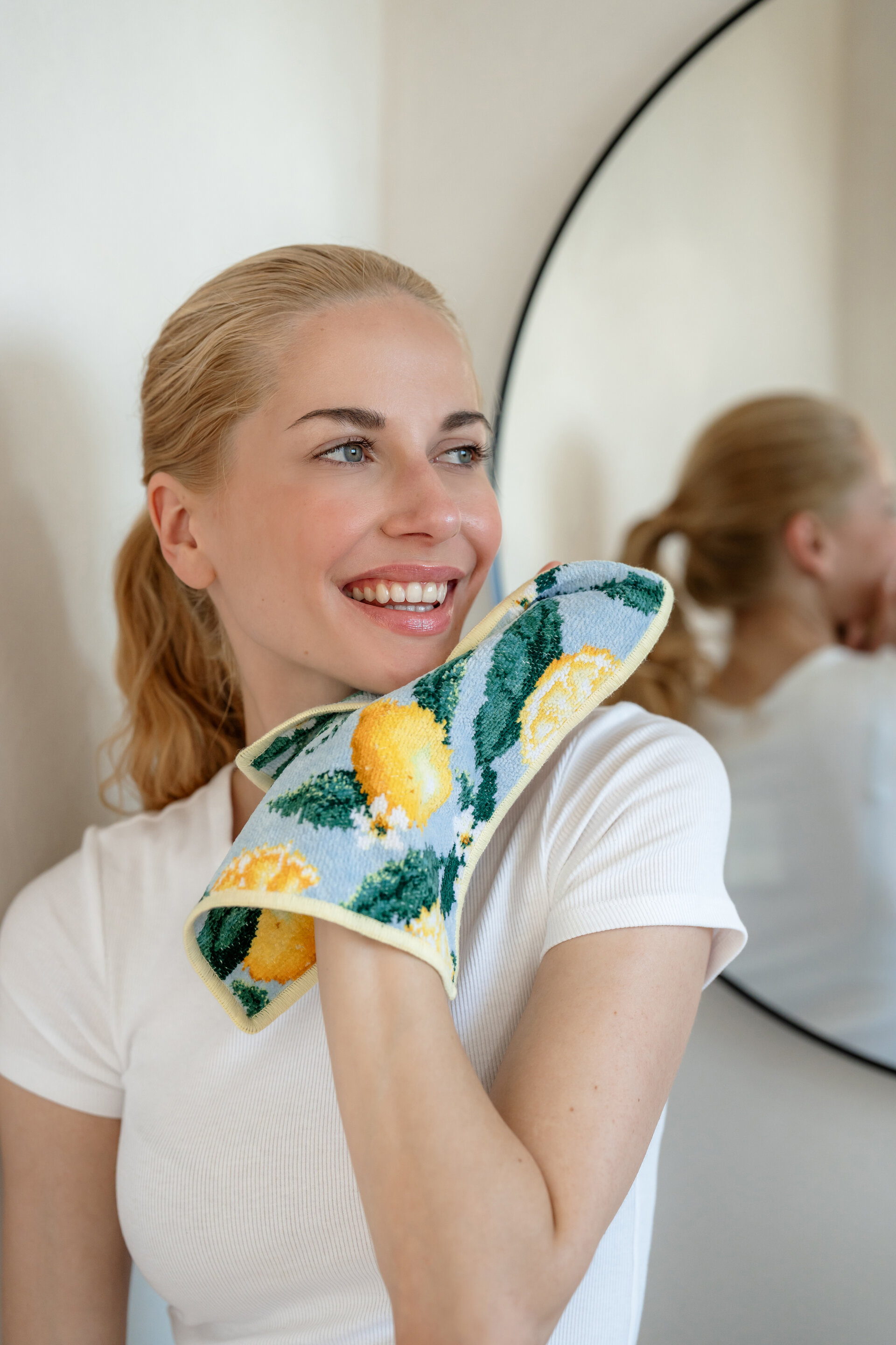 Entspannung und Pflege mit bunten Chenille-Tüchern – Luxuriöses FEILER Handtuch der Kollektion LEMONS AND LEAVES als Lifestyleaufnahme aus Original FEILER-Chenille, Made in Germany.