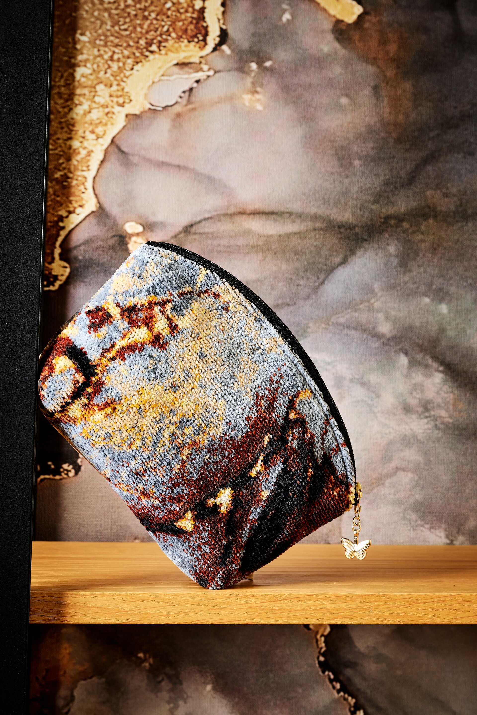 Exquisite Kosmetiktasche von FEILER – Luxuriöse FEILER Kosmetiktasche der Kollektion GOLDEN FRAGMENTS als Lifestyleaufnahme aus Original FEILER-Chenille, Made in Germany.